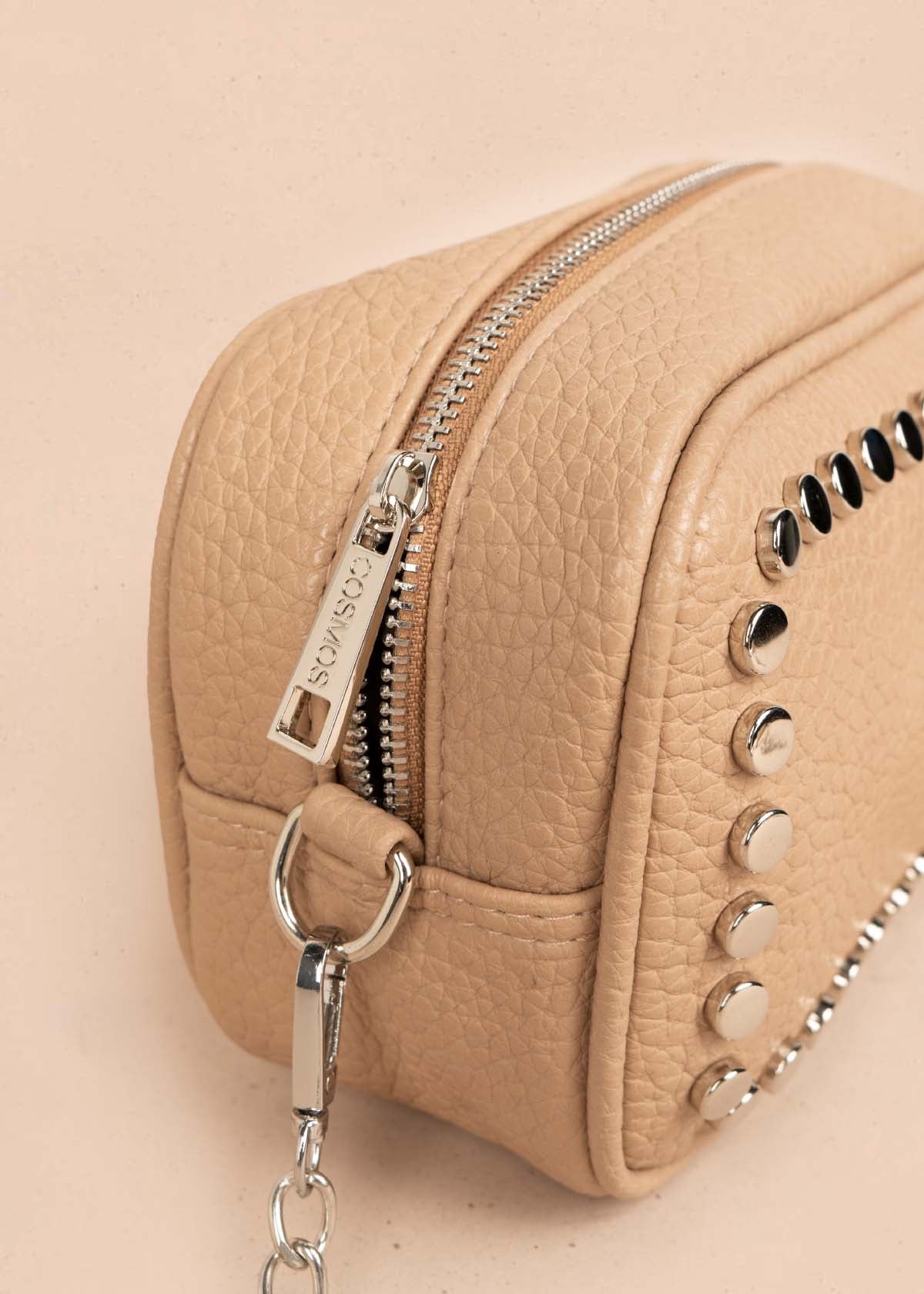 Bolso manos libres color moca con taches frontales 106333