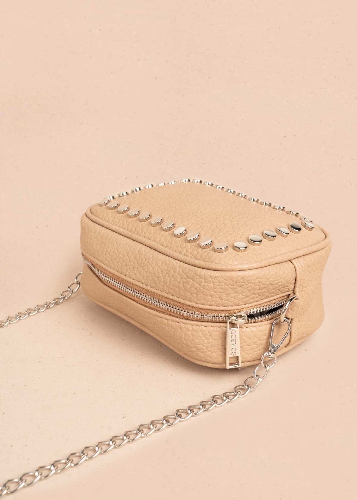 Bolso manos libres color moca con taches frontales 106333