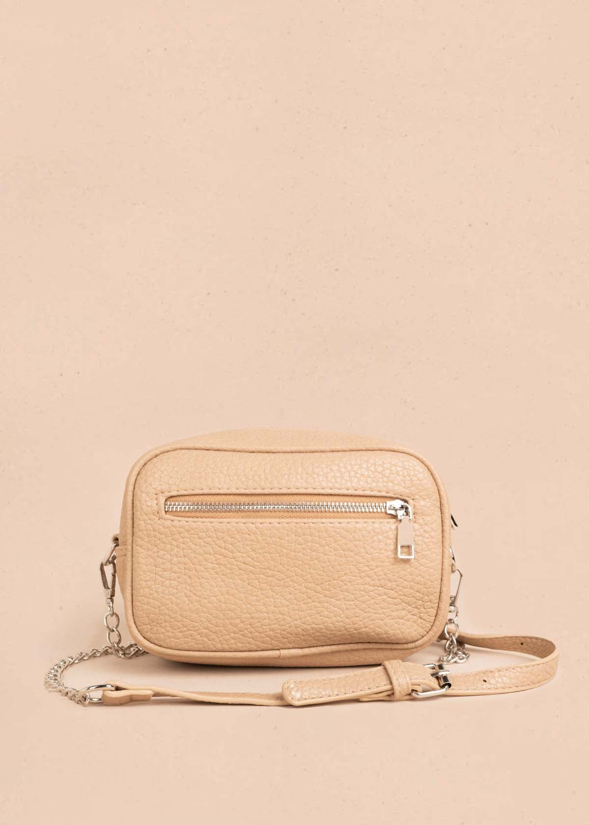 Bolso manos libres color moca con taches frontales 106333