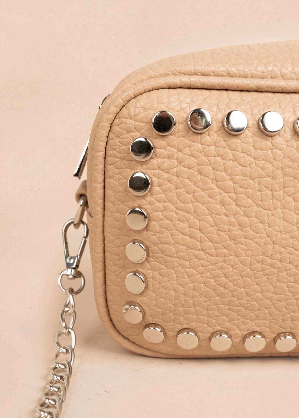 Bolso manos libres color moca con taches frontales 106333