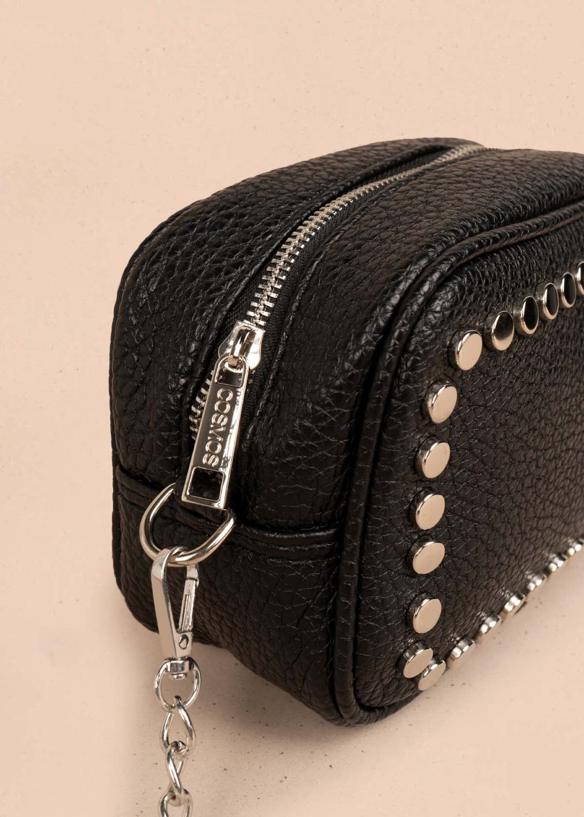 Bolso manos libres color negro con taches frontales 106333