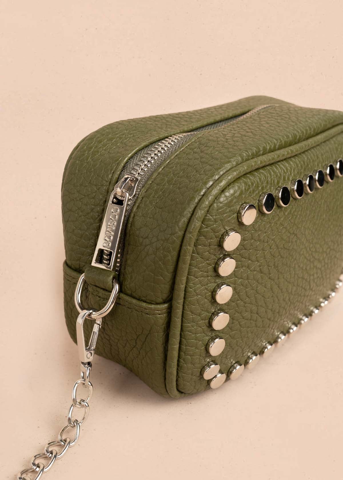 Bolso manos libres color verde con taches frontales 106333