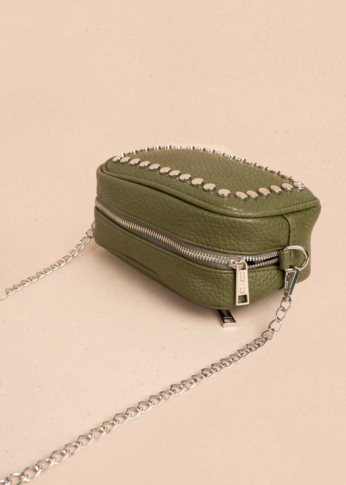 Bolso manos libres color verde con taches frontales 106333