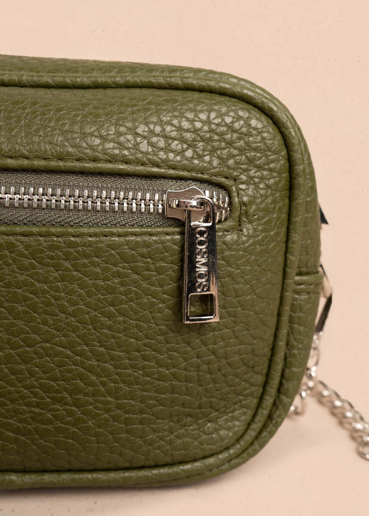 Bolso manos libres color verde con taches frontales 106333