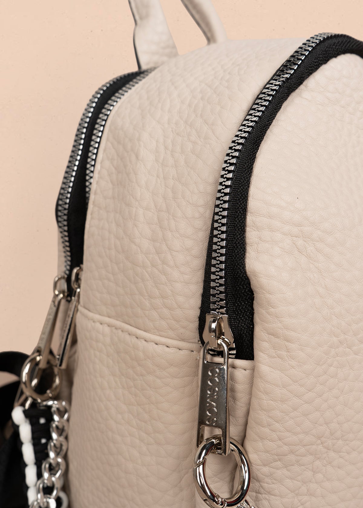 Morral color beige con cadena lateral 106334