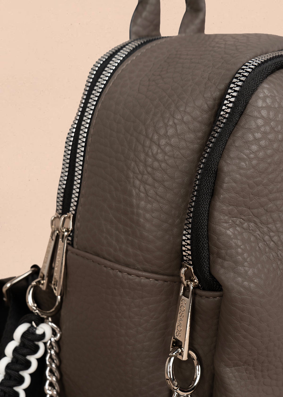 Morral color café con cadena lateral 106334