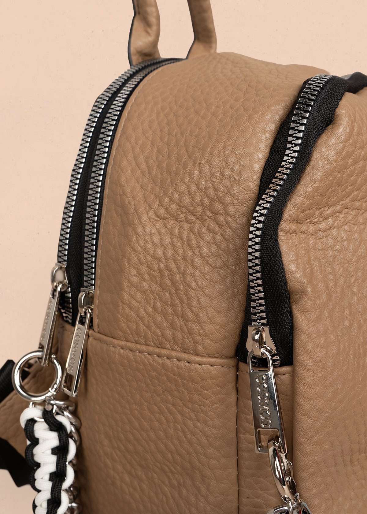 Morral color moca con cadena lateral 106334