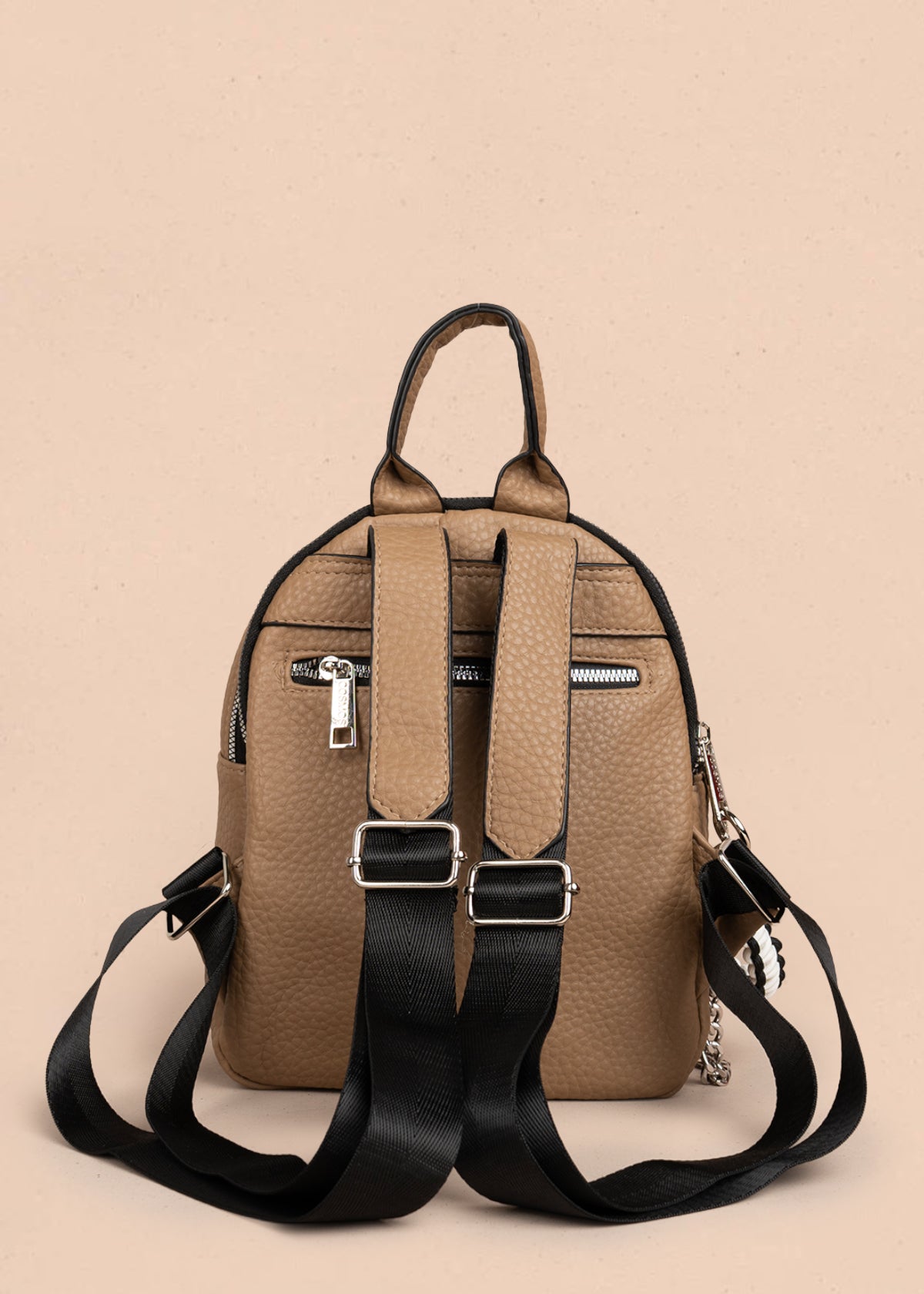 Morral color moca con cadena lateral 106334