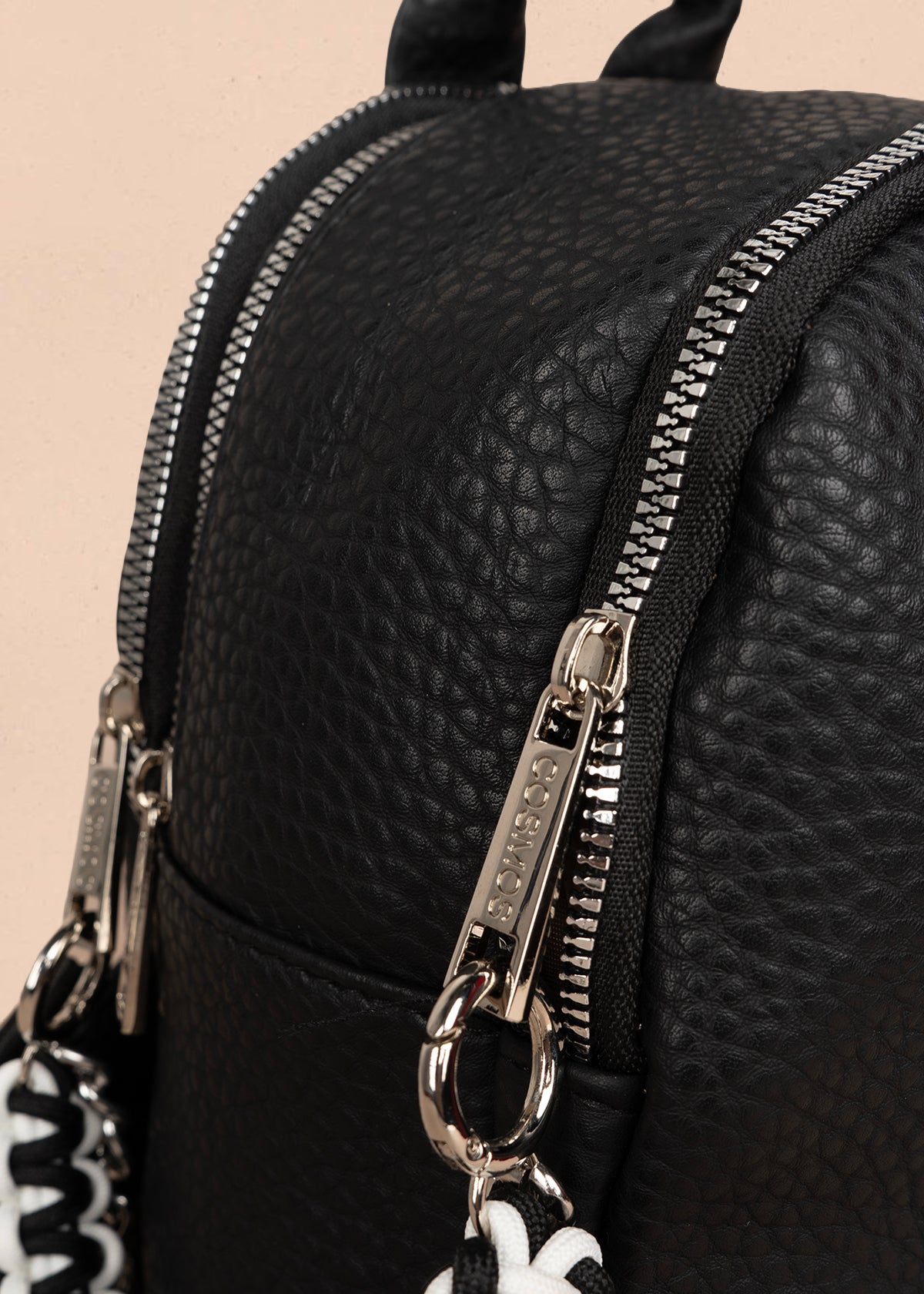 Morral color negro con cadena lateral 106334