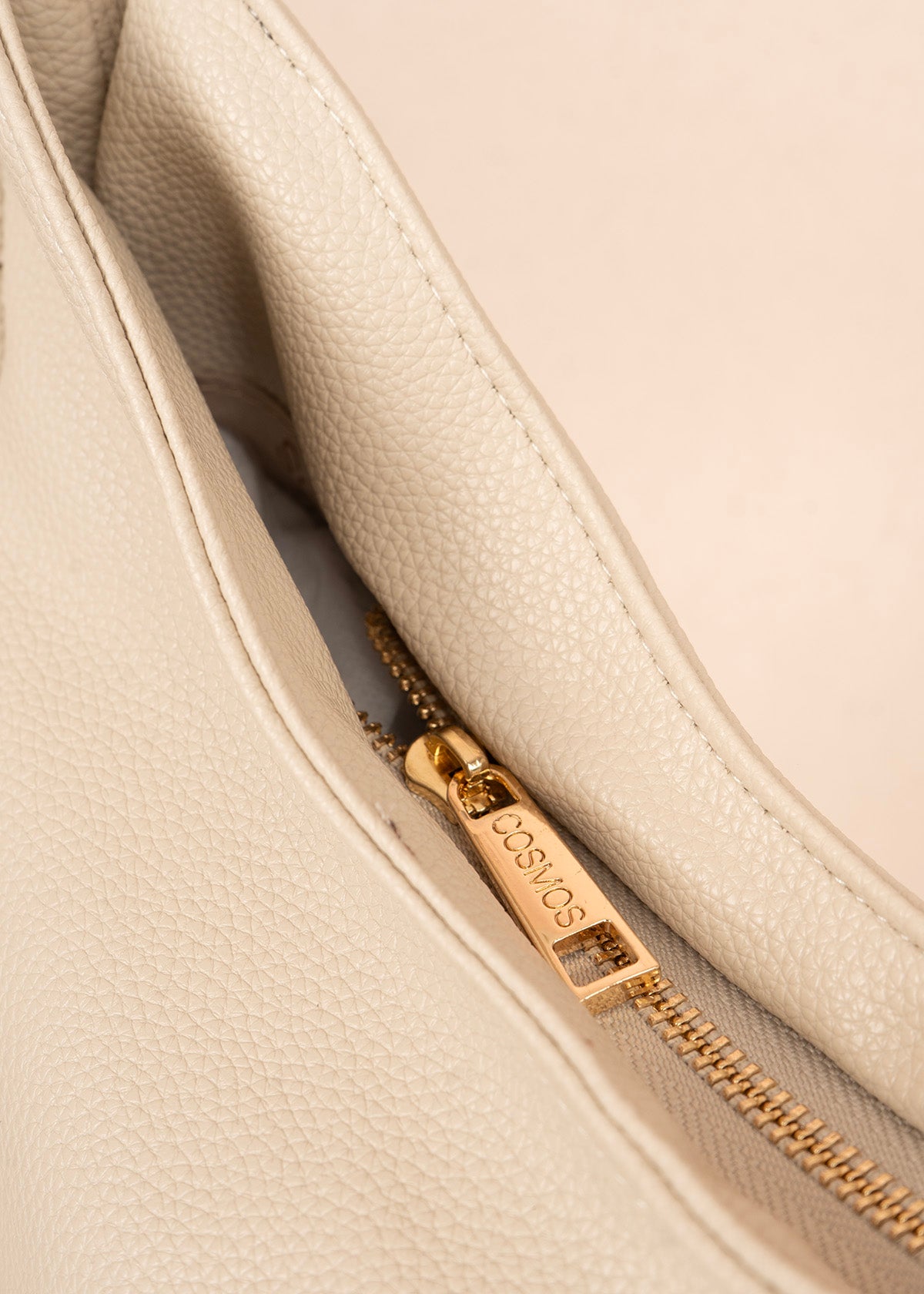 Bolso tipo shopping color beige texturizado y silueta hobo 106335