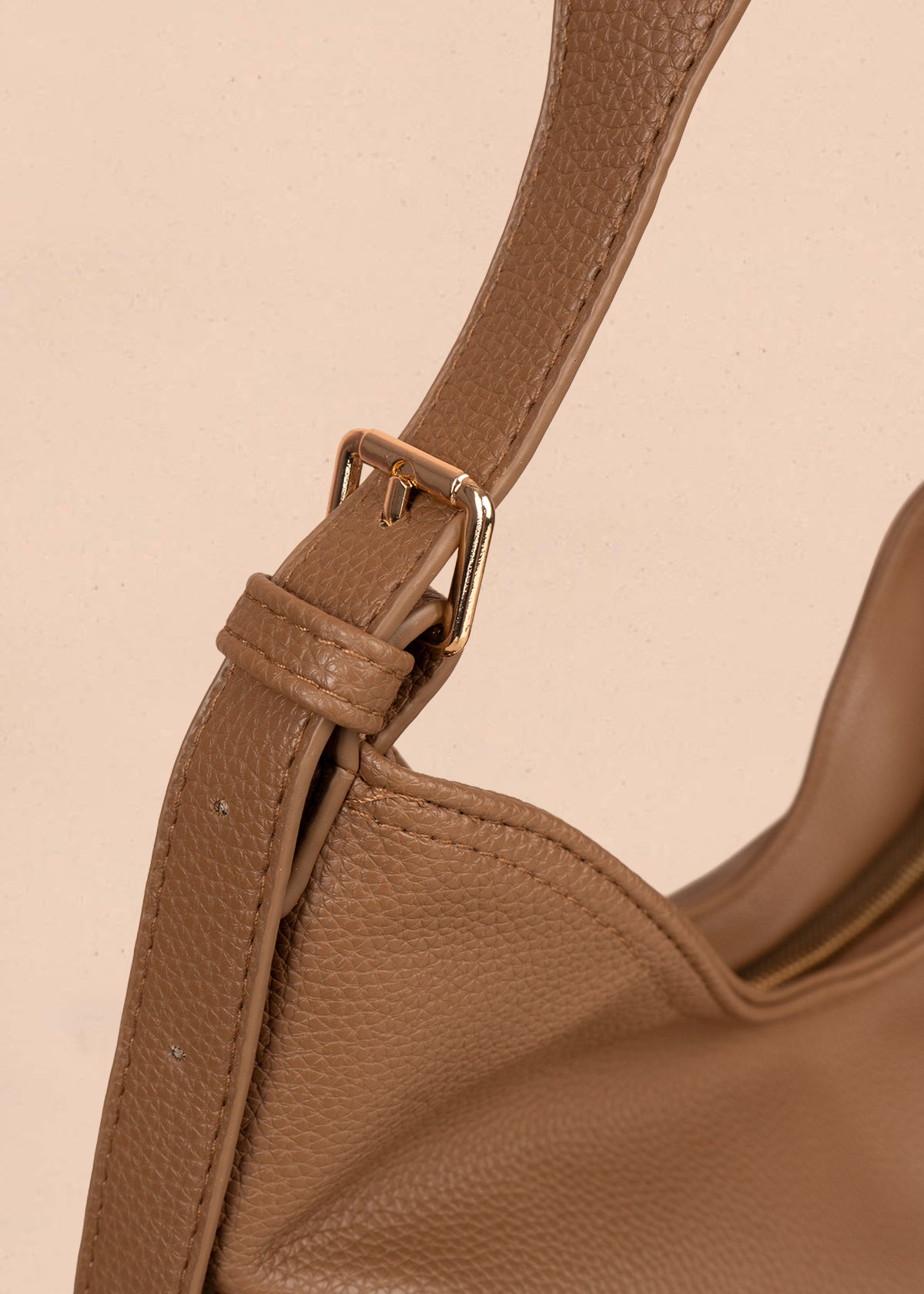 Bolso tipo shopping color café texturizado y silueta hobo 106335