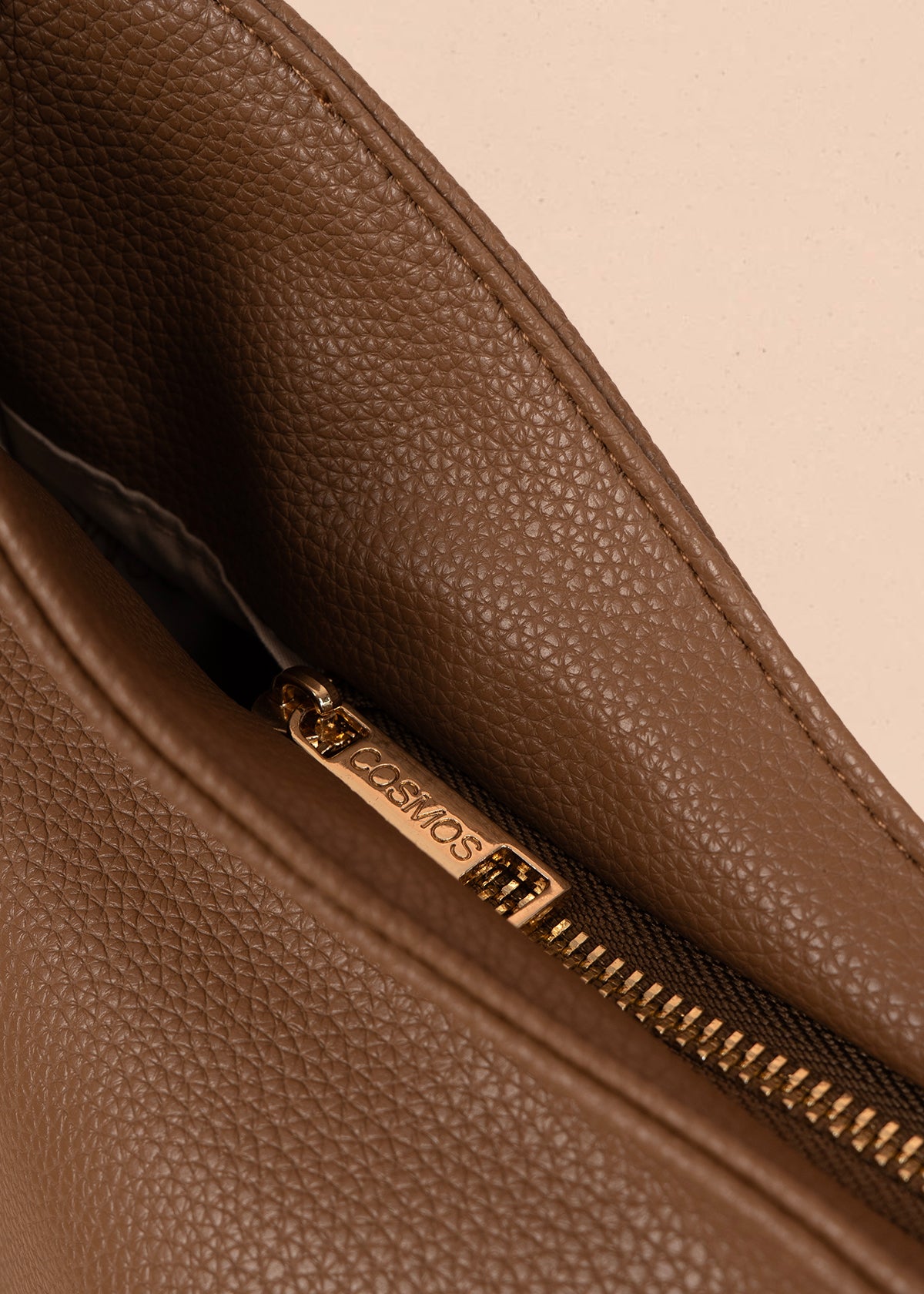 Bolso tipo shopping color café texturizado y silueta hobo 106335