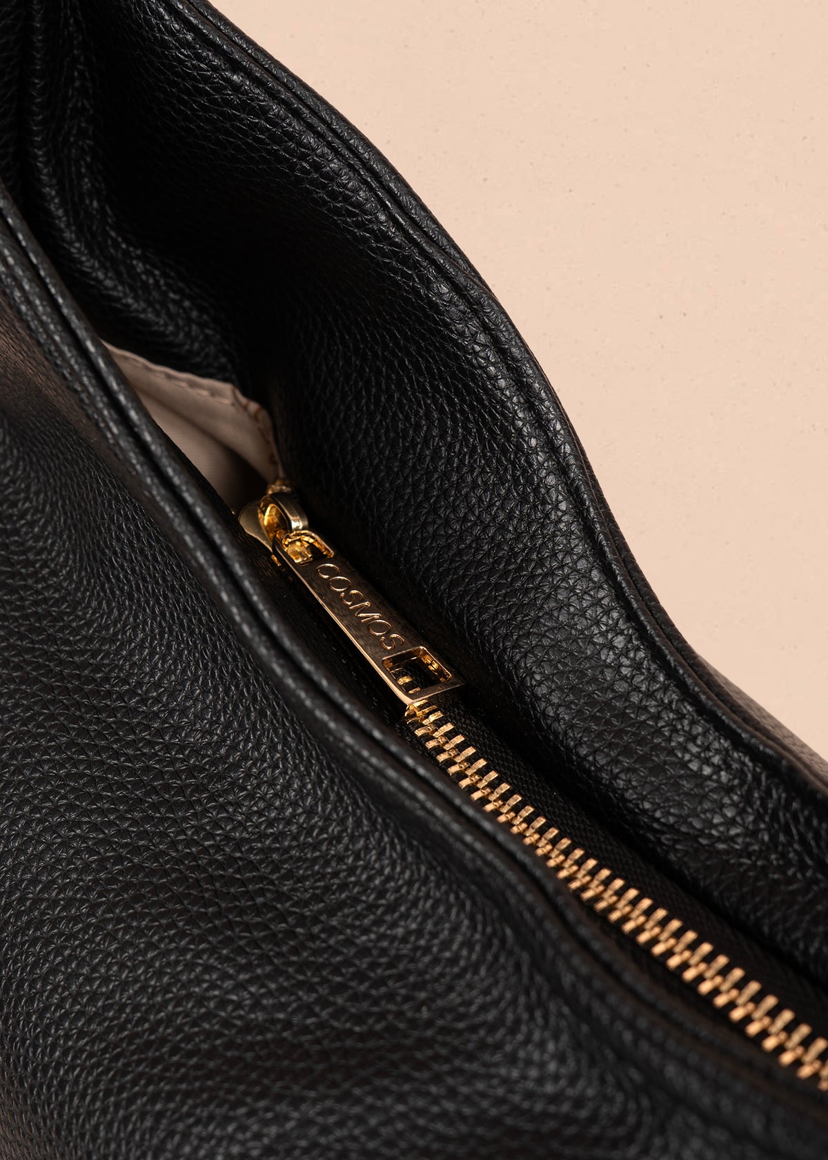 Bolso tipo shopping color negro texturizado y silueta hobo 106335