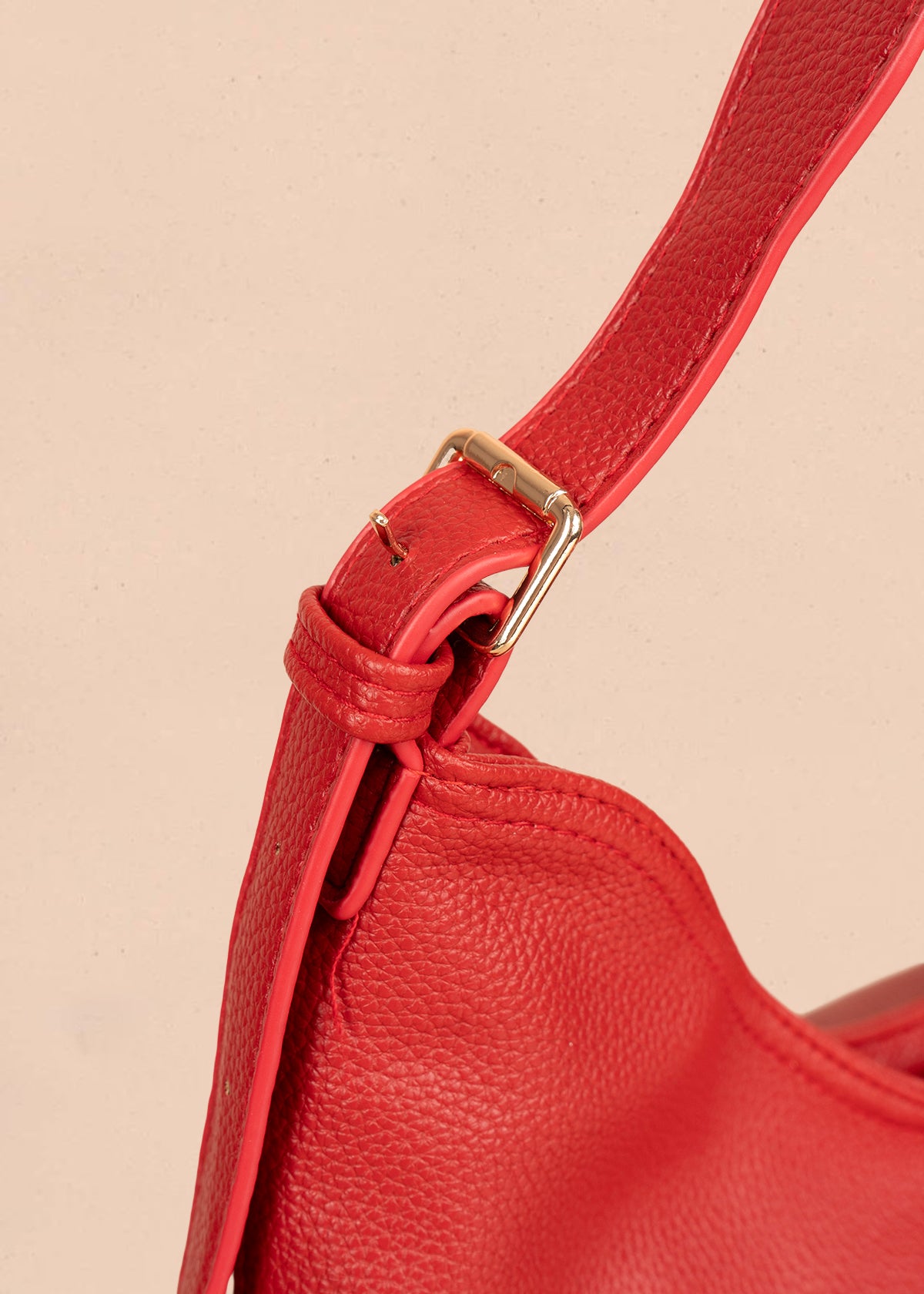 Bolso tipo shopping color rojo texturizado y silueta hobo 106335