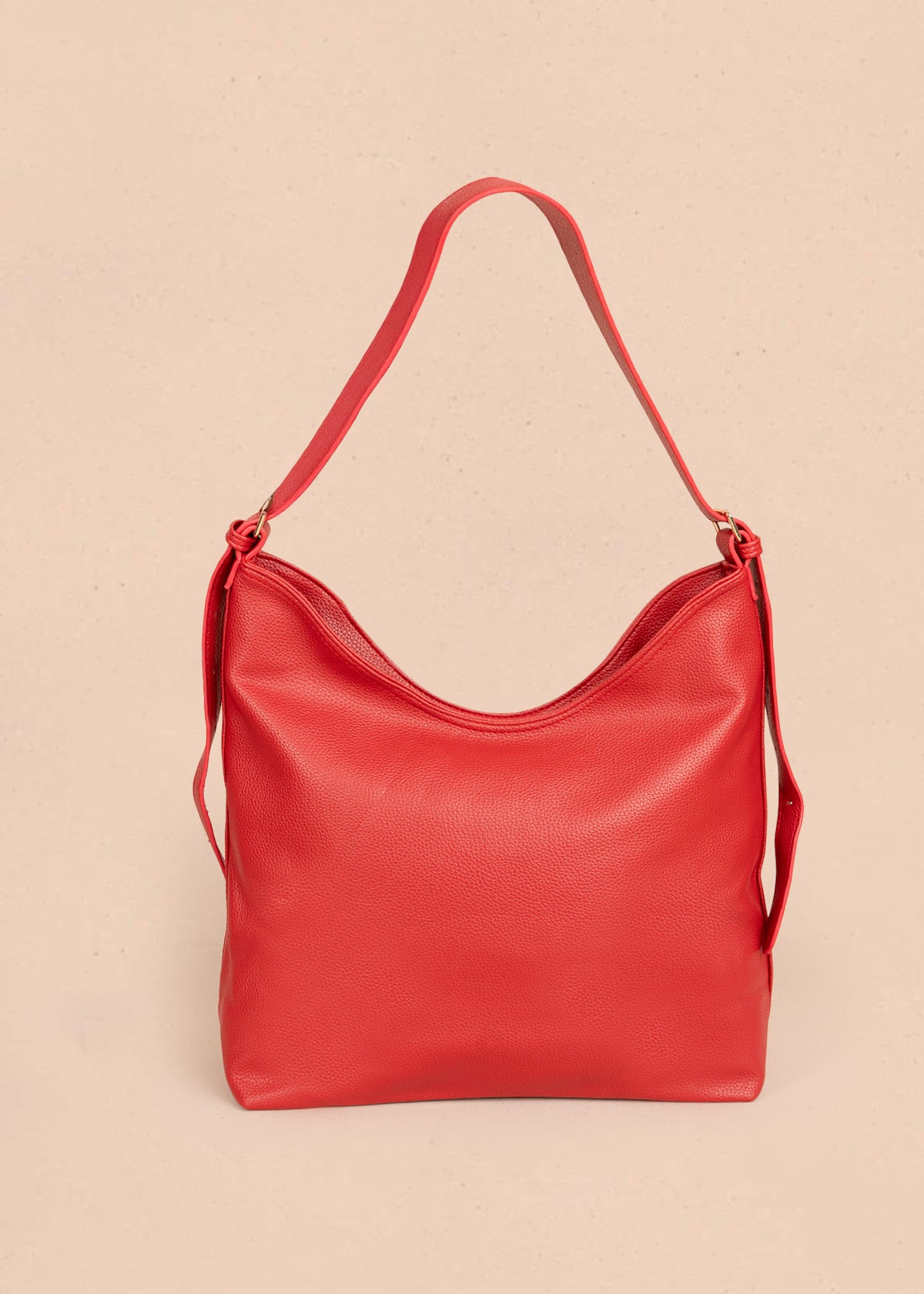 Bolso tipo shopping color rojo texturizado y silueta hobo 106335