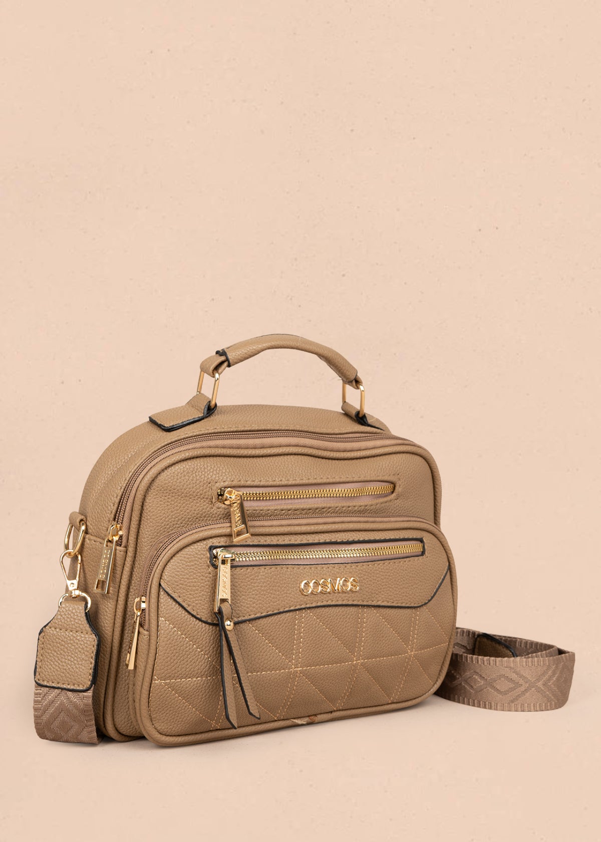 Bolso manos libres color moca con patrón acolchado 106337