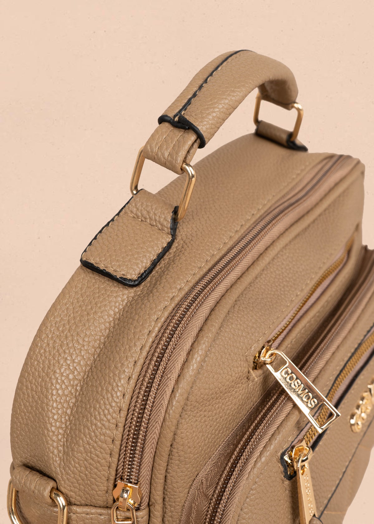 Bolso manos libres color moca con patrón acolchado 106337