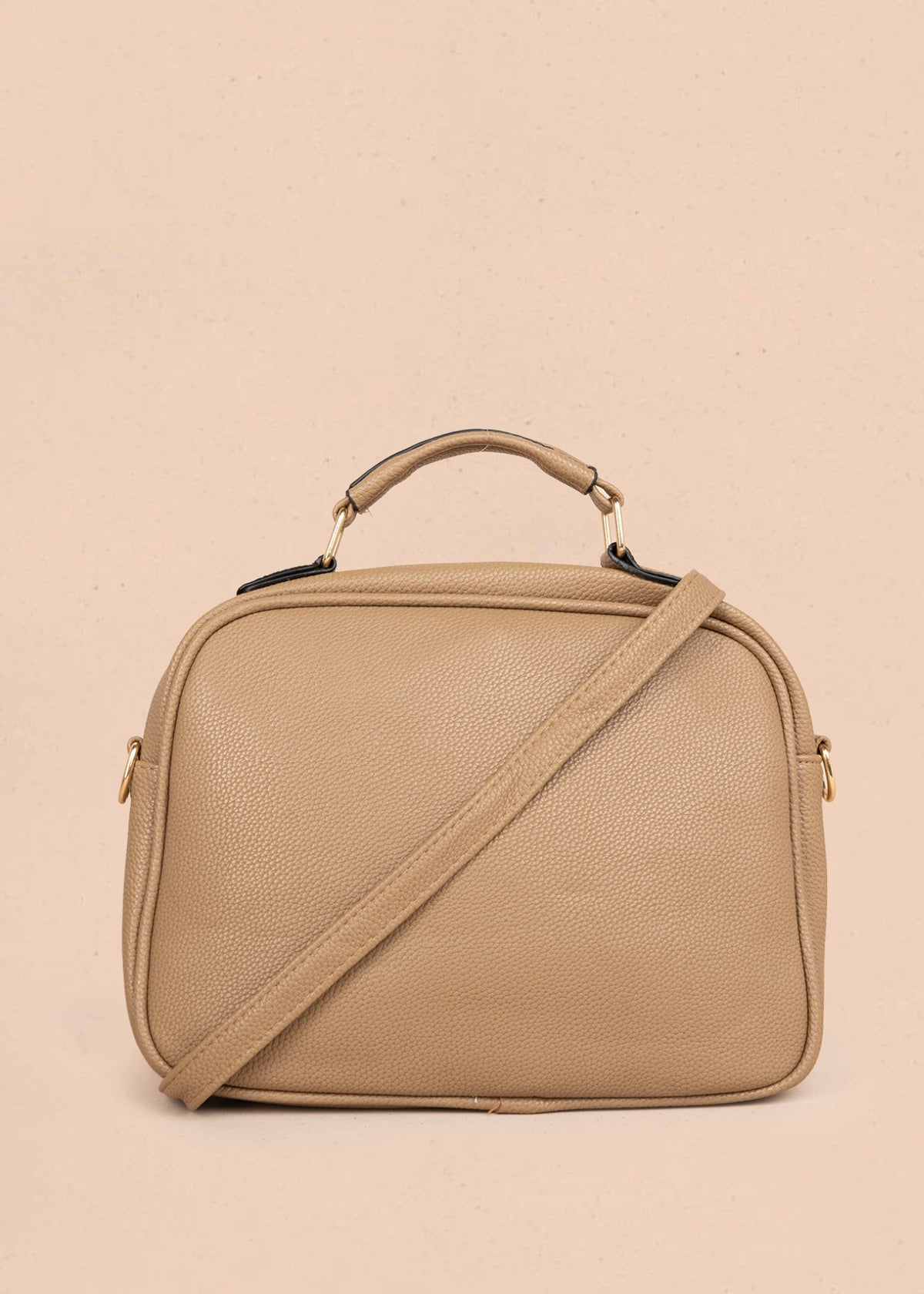 Bolso manos libres color moca con patrón acolchado 106337