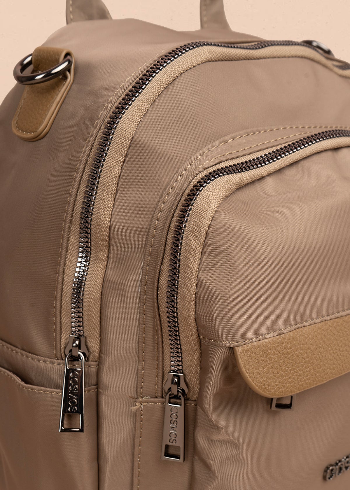 Morral color caqui con bolsillos frontales y acabado liso 106338