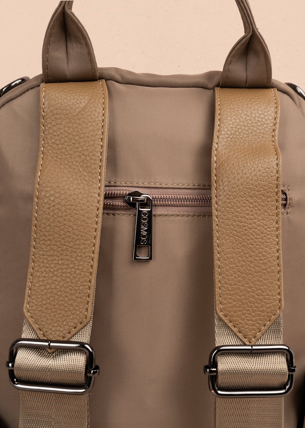 Morral color caqui con bolsillos frontales y acabado liso 106338