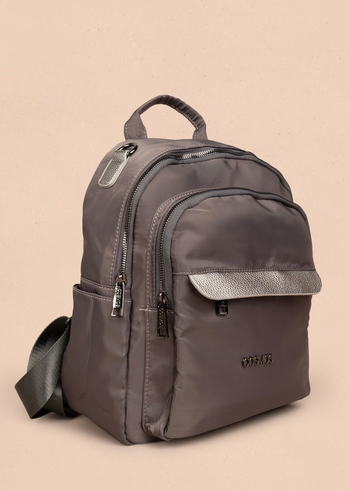Morral color gris con bolsillos frontales y acabado liso 106338