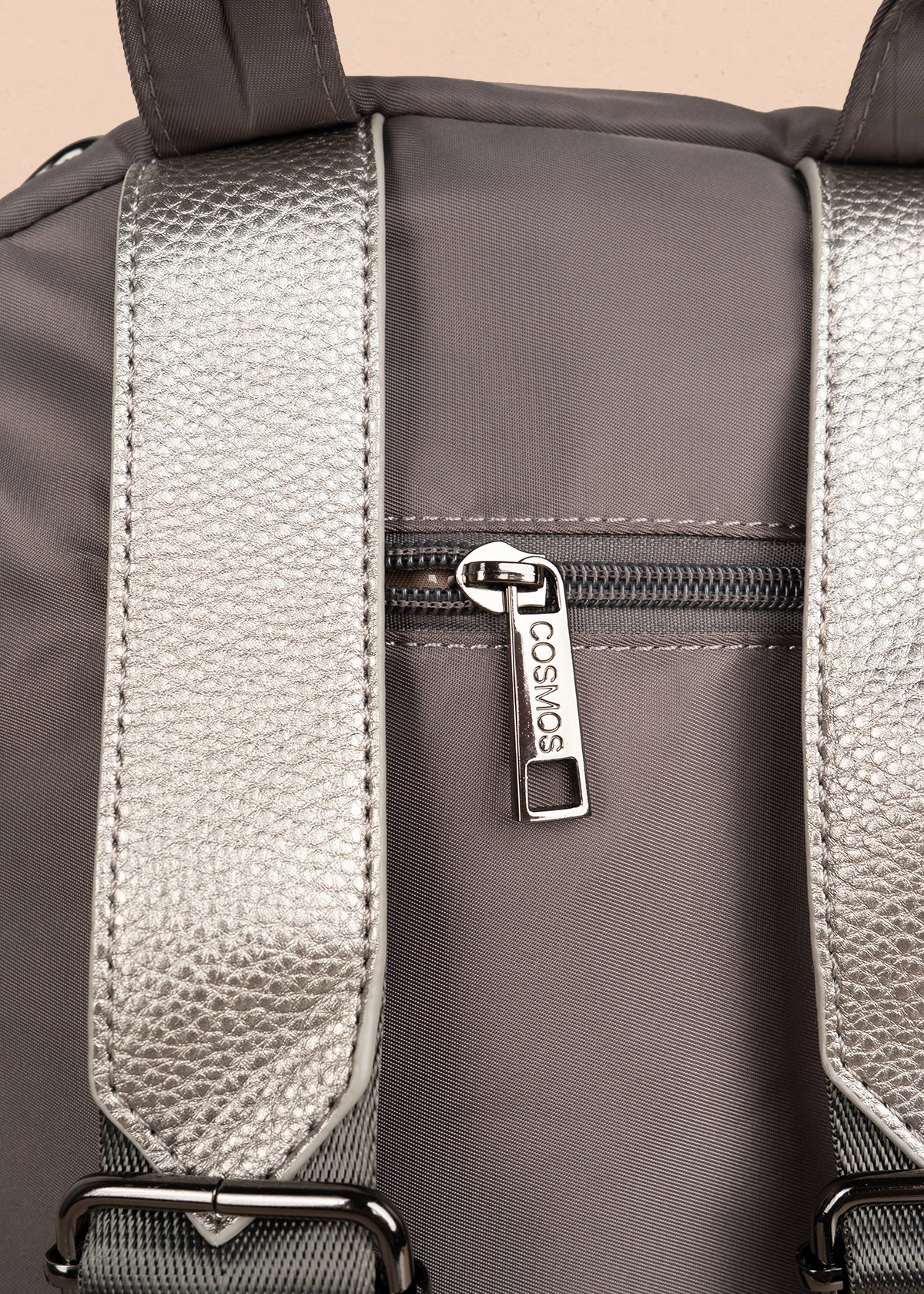 Morral color gris con bolsillos frontales y acabado liso 106338