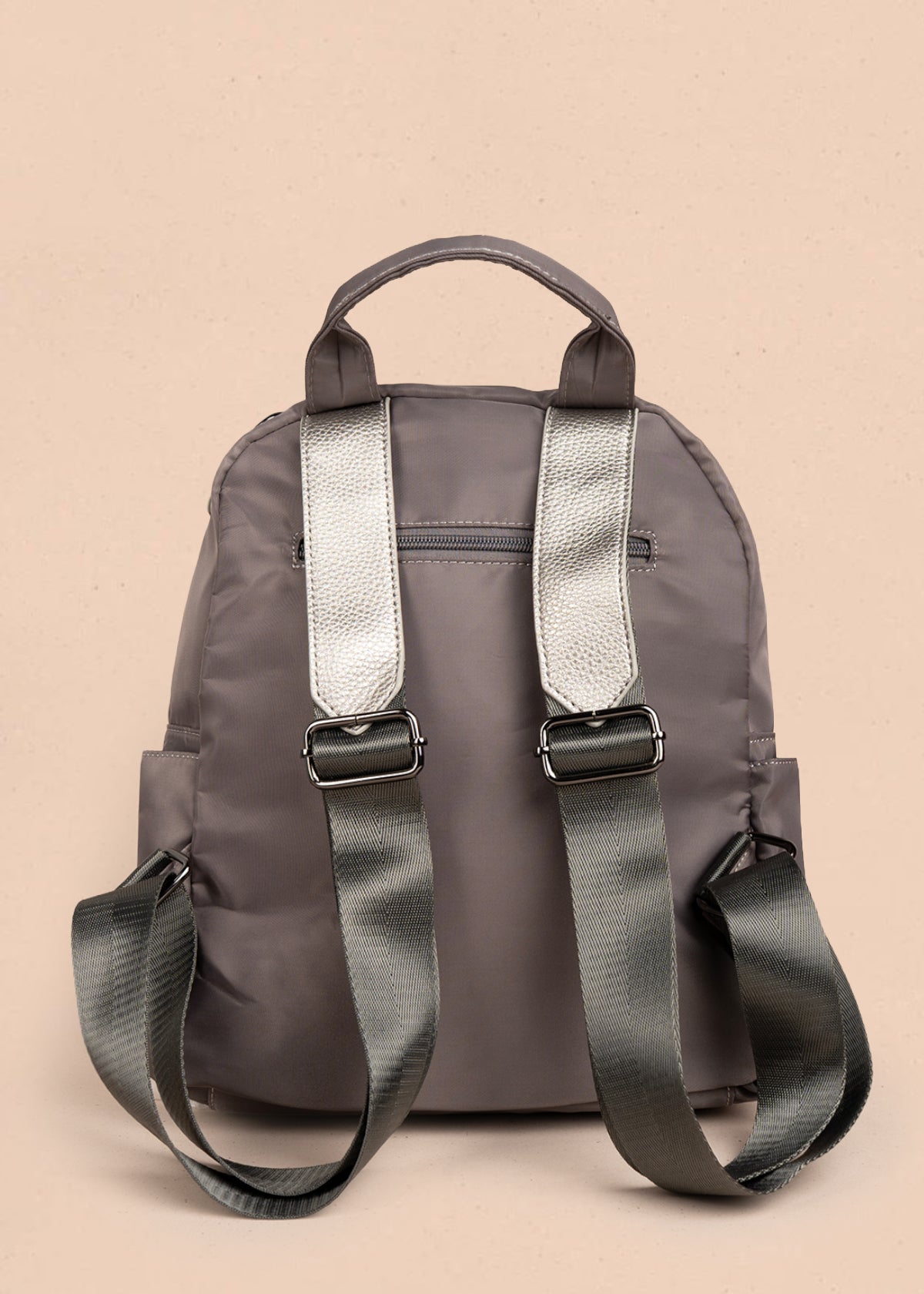 Morral color gris con bolsillos frontales y acabado liso 106338
