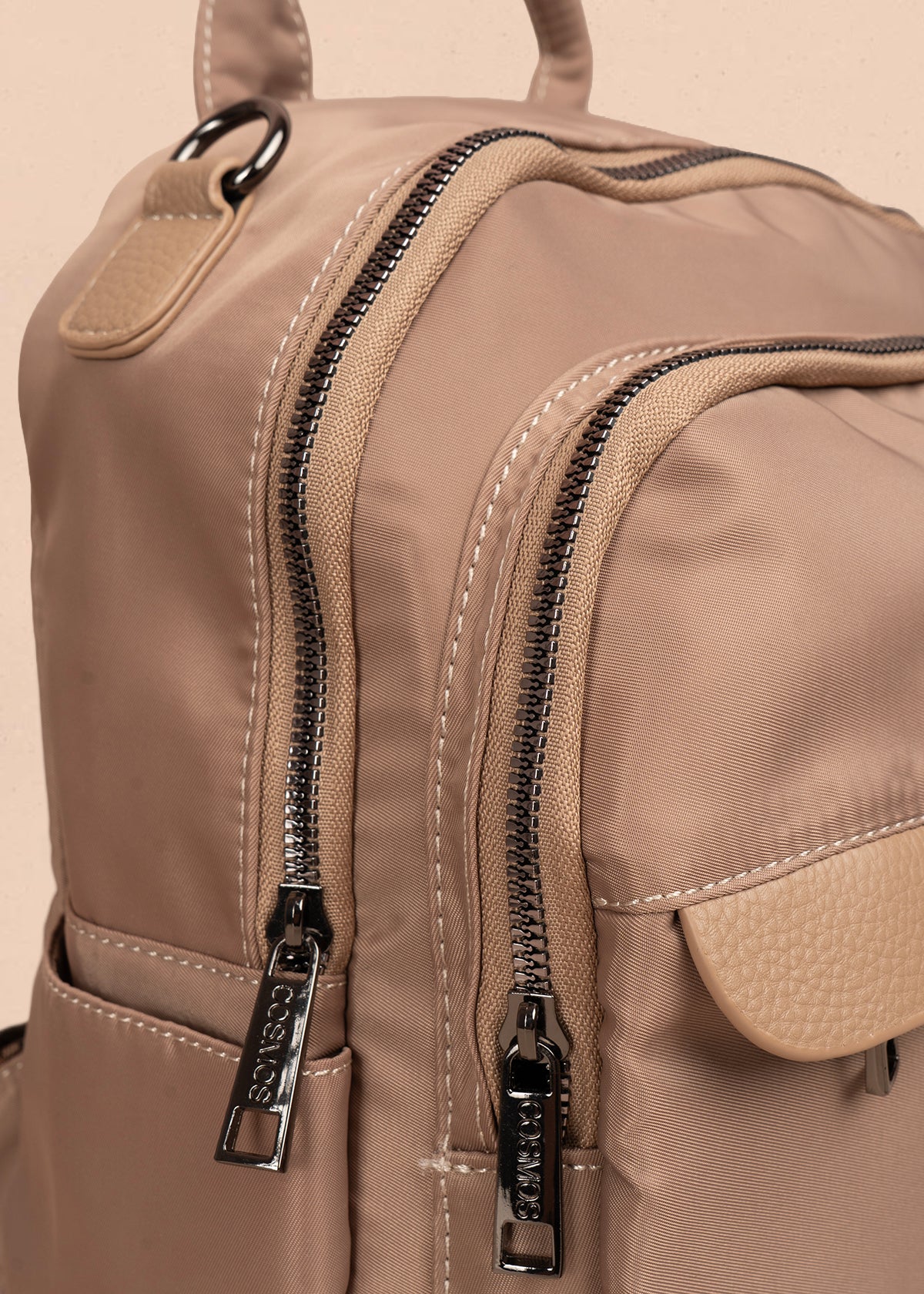 Morral color moca con bolsillos frontales y acabado liso 106338