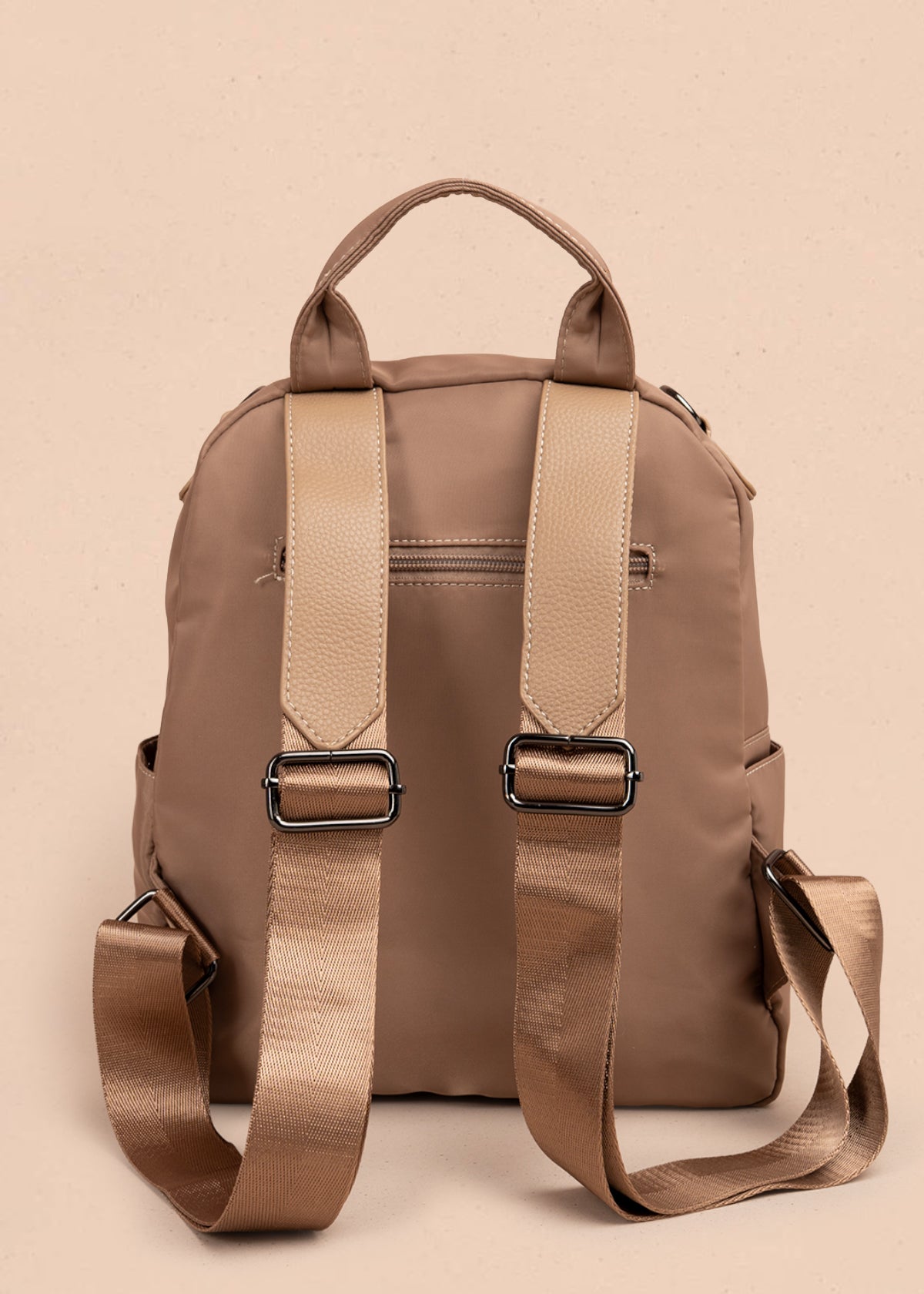 Morral color moca con bolsillos frontales y acabado liso 106338