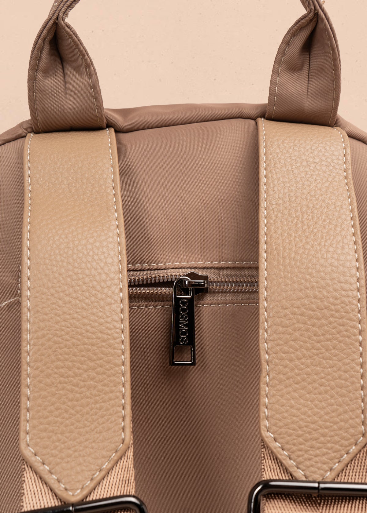 Morral color moca con bolsillos frontales y acabado liso 106338