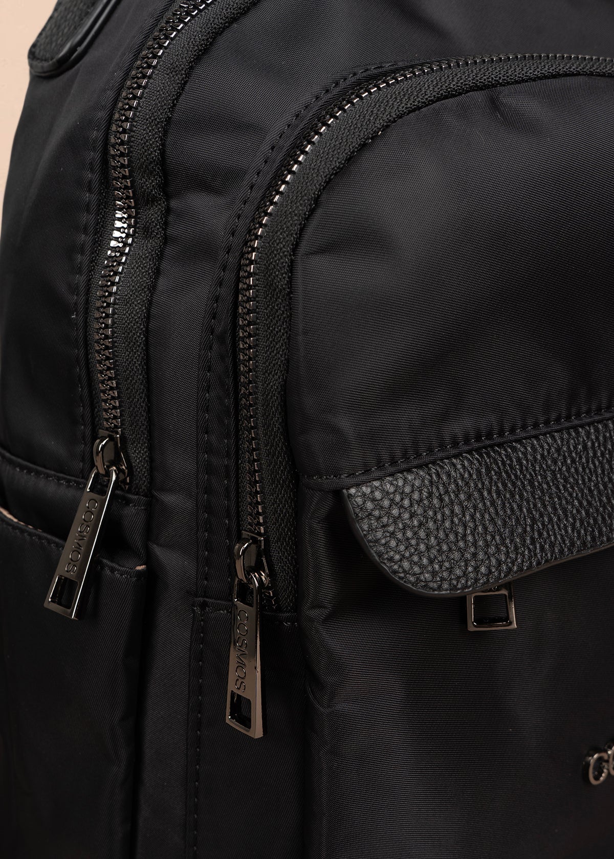 Morral color negro con bolsillos frontales y acabado liso 106338