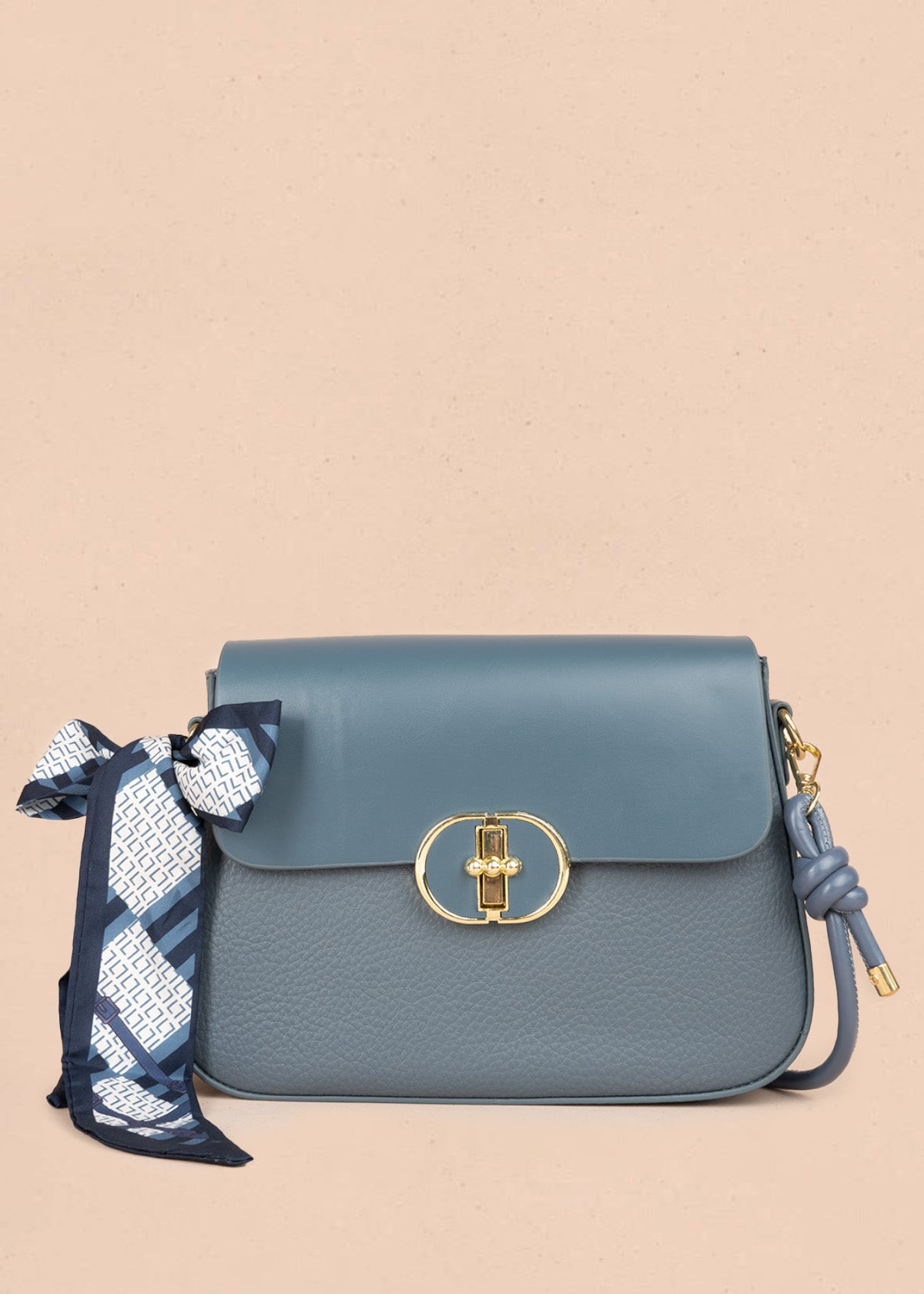 Bolso manos libres color azul con solapa lisa y pañoleta decorativa 106345