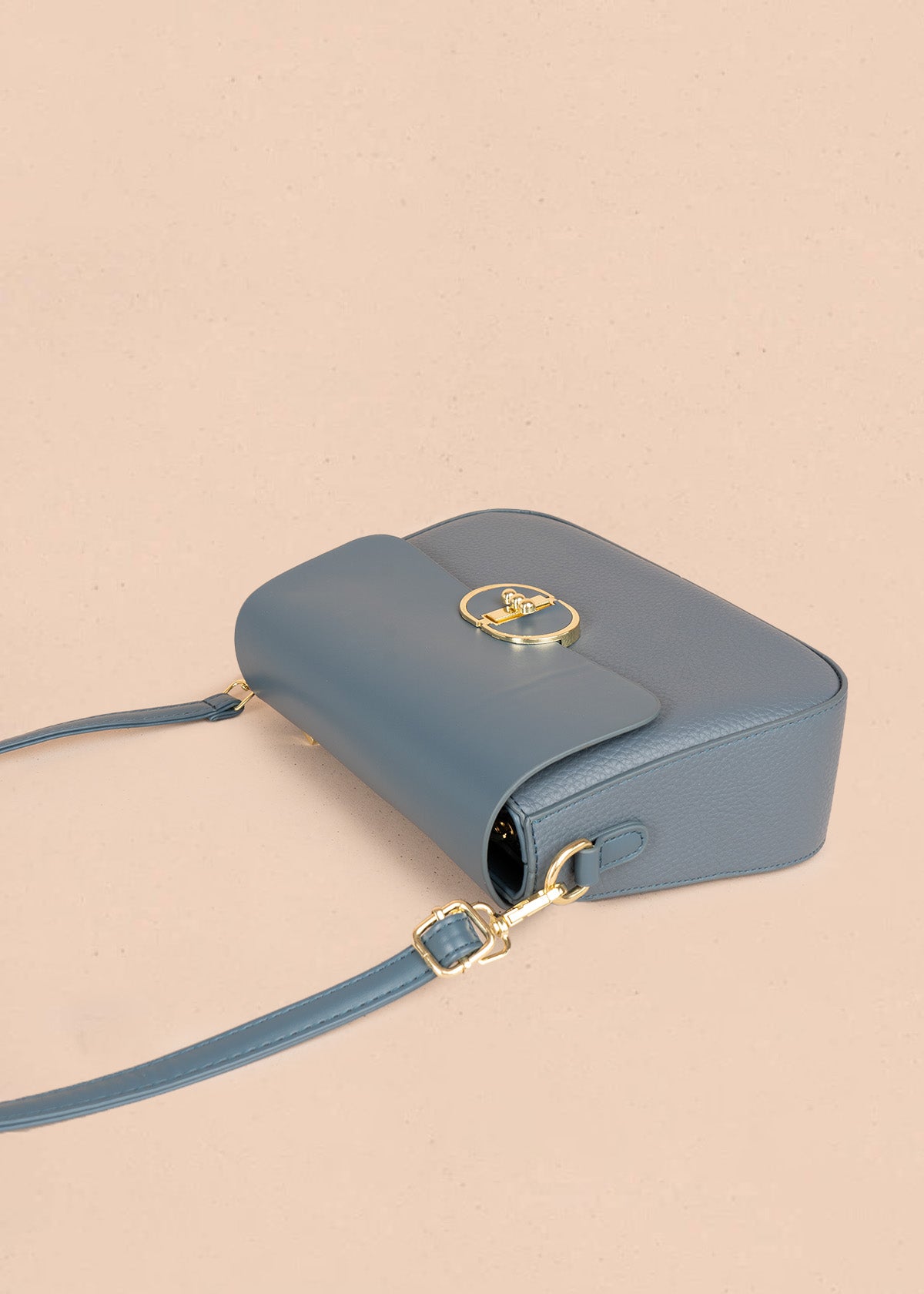 Bolso manos libres color azul con solapa lisa y pañoleta decorativa 106345