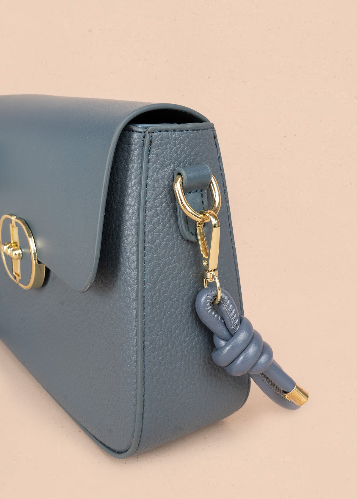 Bolso manos libres color azul con solapa lisa y pañoleta decorativa 106345
