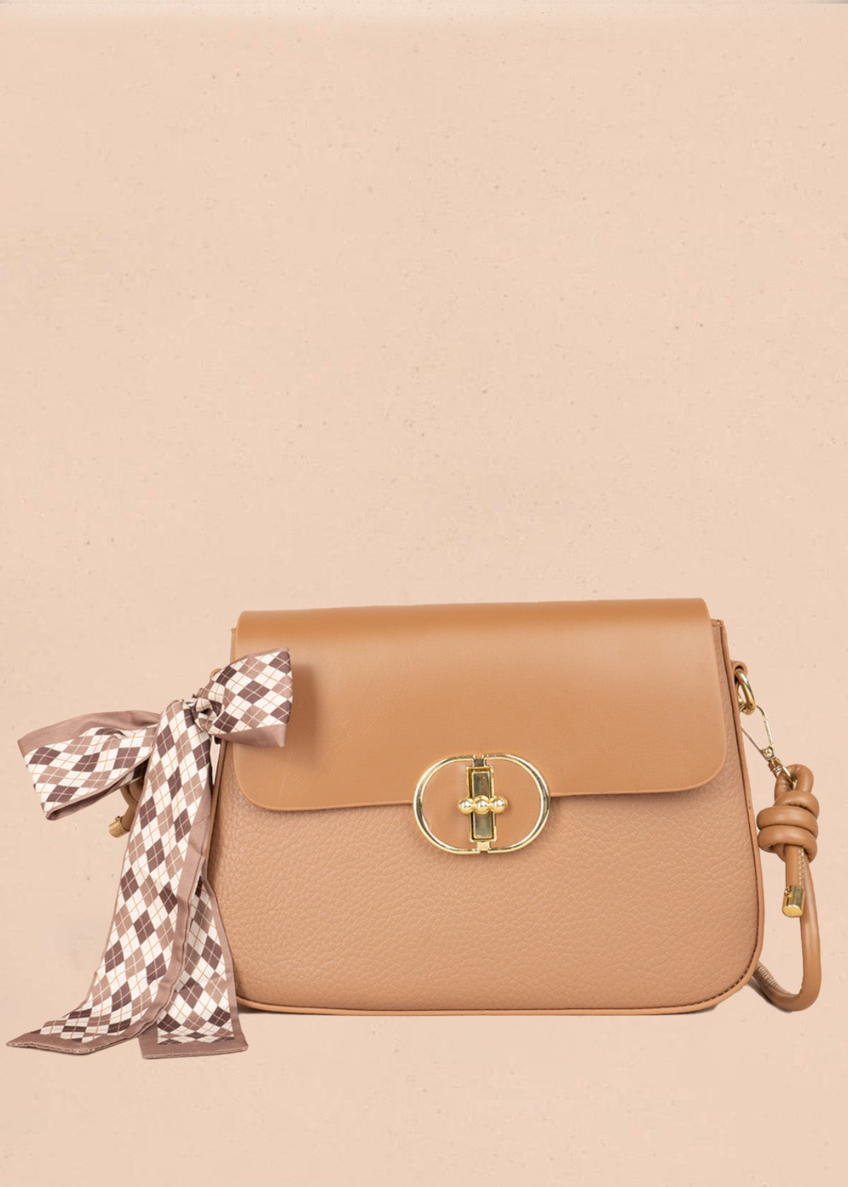 Bolso manos libres color miel con solapa lisa y pañoleta decorativa 106345