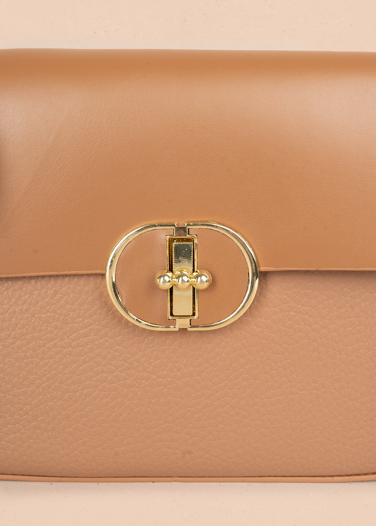 Bolso manos libres color miel con solapa lisa y pañoleta decorativa 106345