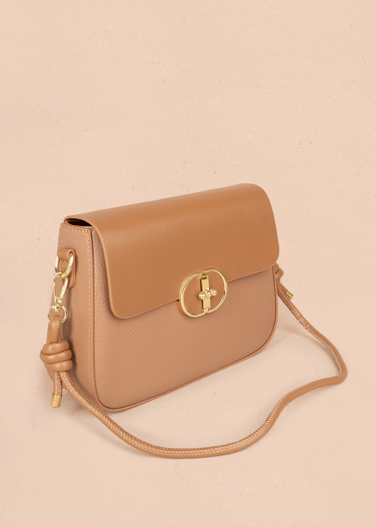 Bolso manos libres color miel con solapa lisa y pañoleta decorativa 106345
