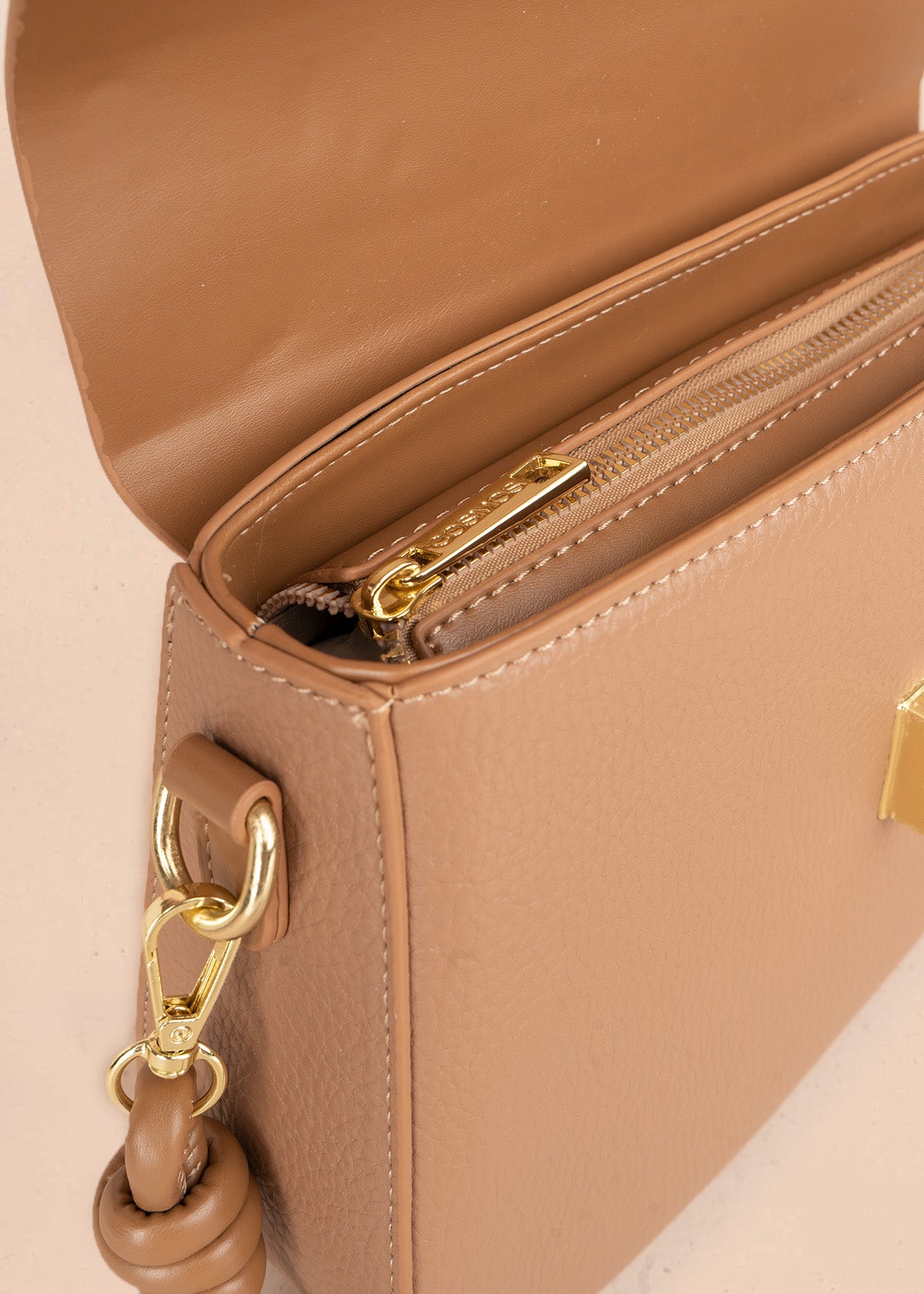 Bolso manos libres color miel con solapa lisa y pañoleta decorativa 106345