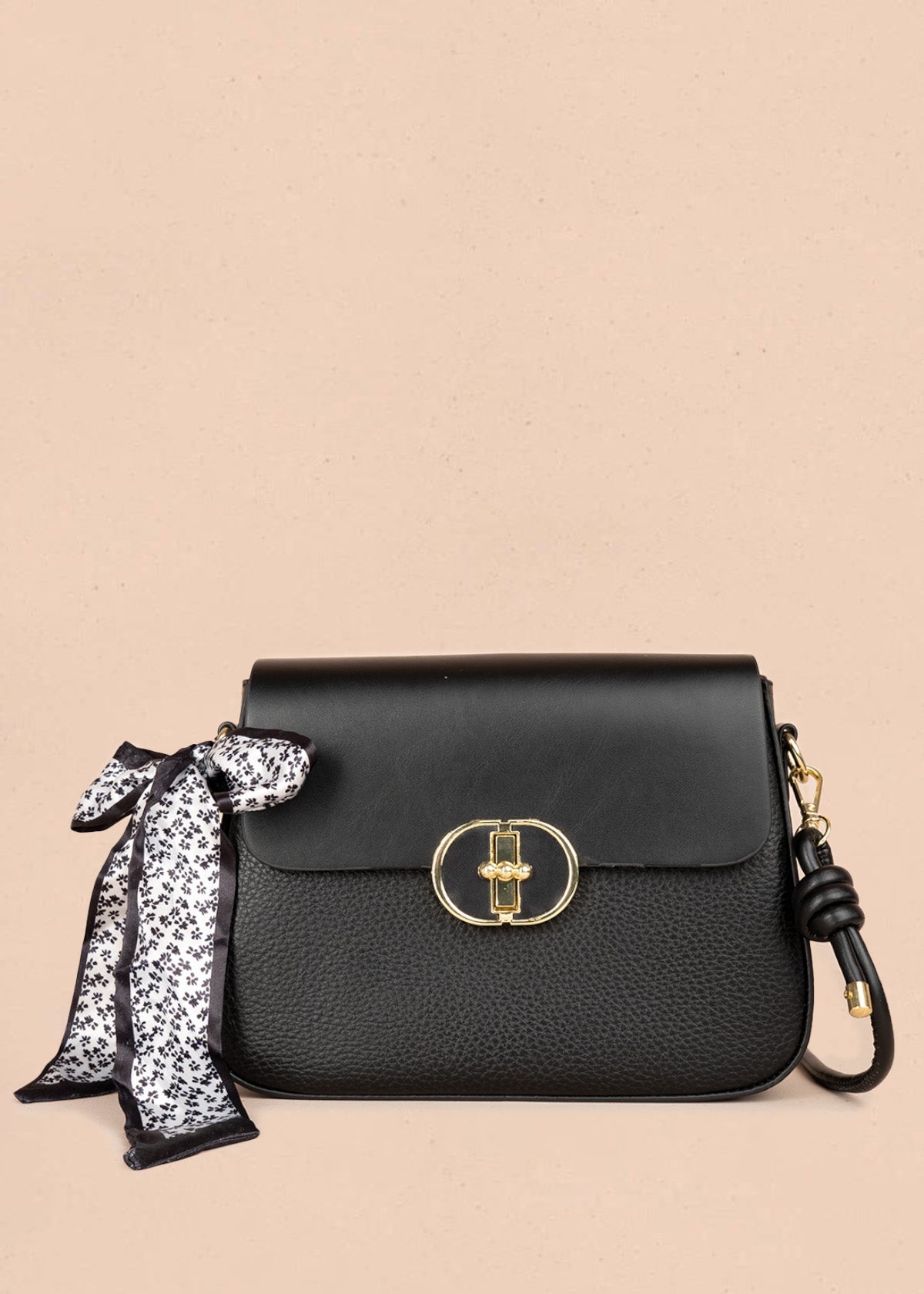 Bolso manos libres color negro con solapa lisa y pañoleta decorativa 106345