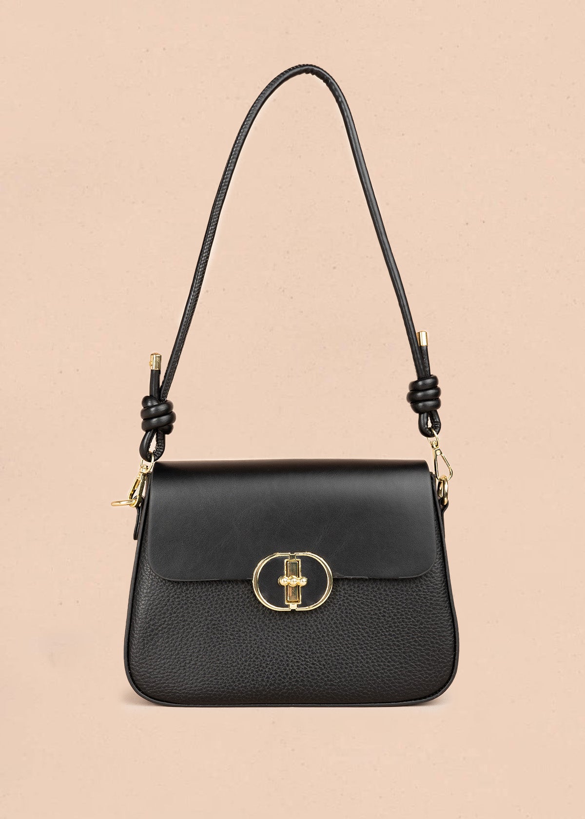 Bolso manos libres color negro con solapa lisa y pañoleta decorativa 106345