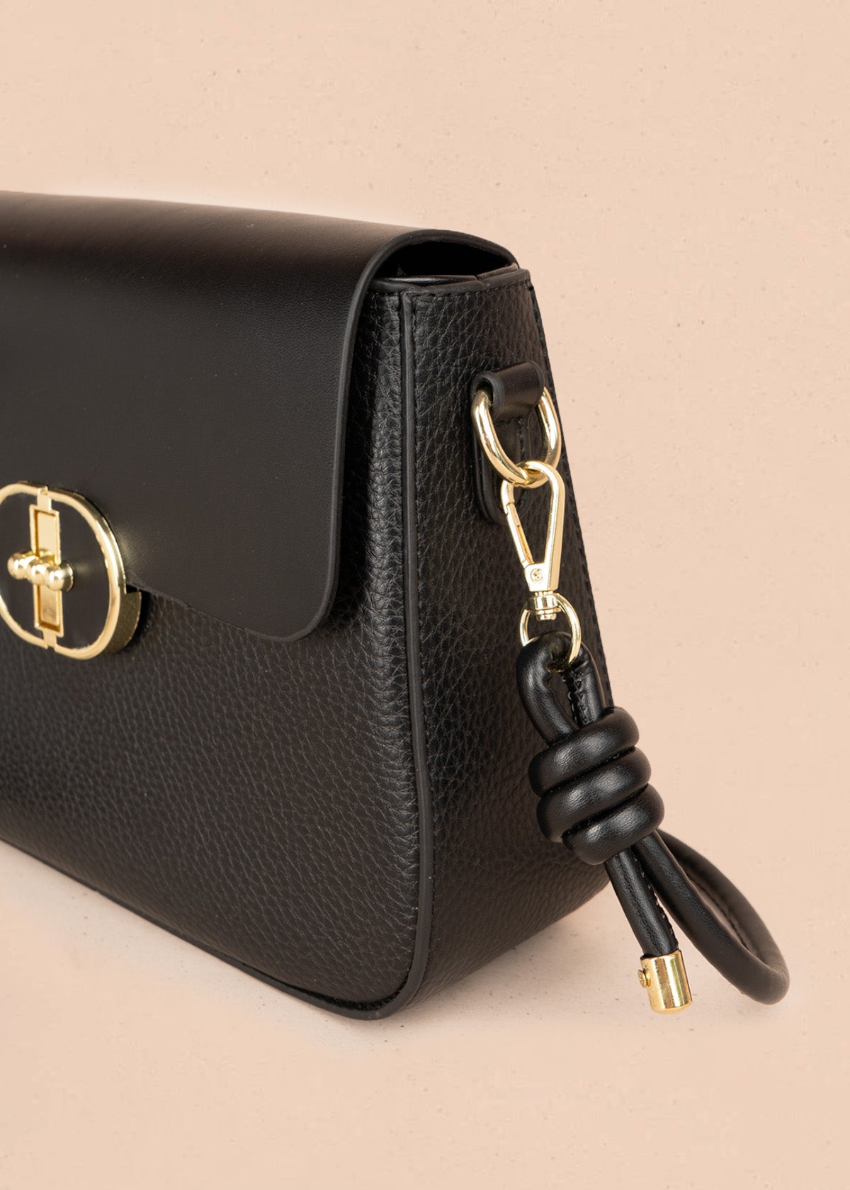 Bolso manos libres color negro con solapa lisa y pañoleta decorativa 106345