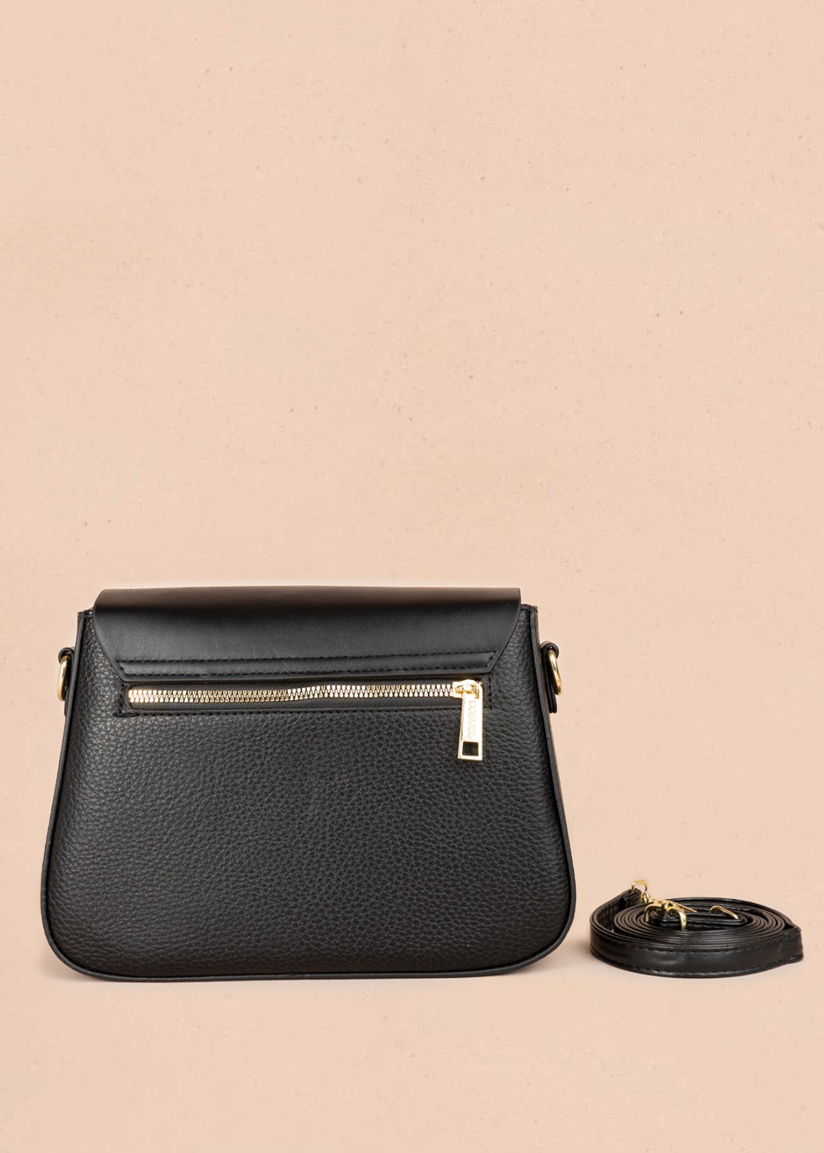 Bolso manos libres color negro con solapa lisa y pañoleta decorativa 106345