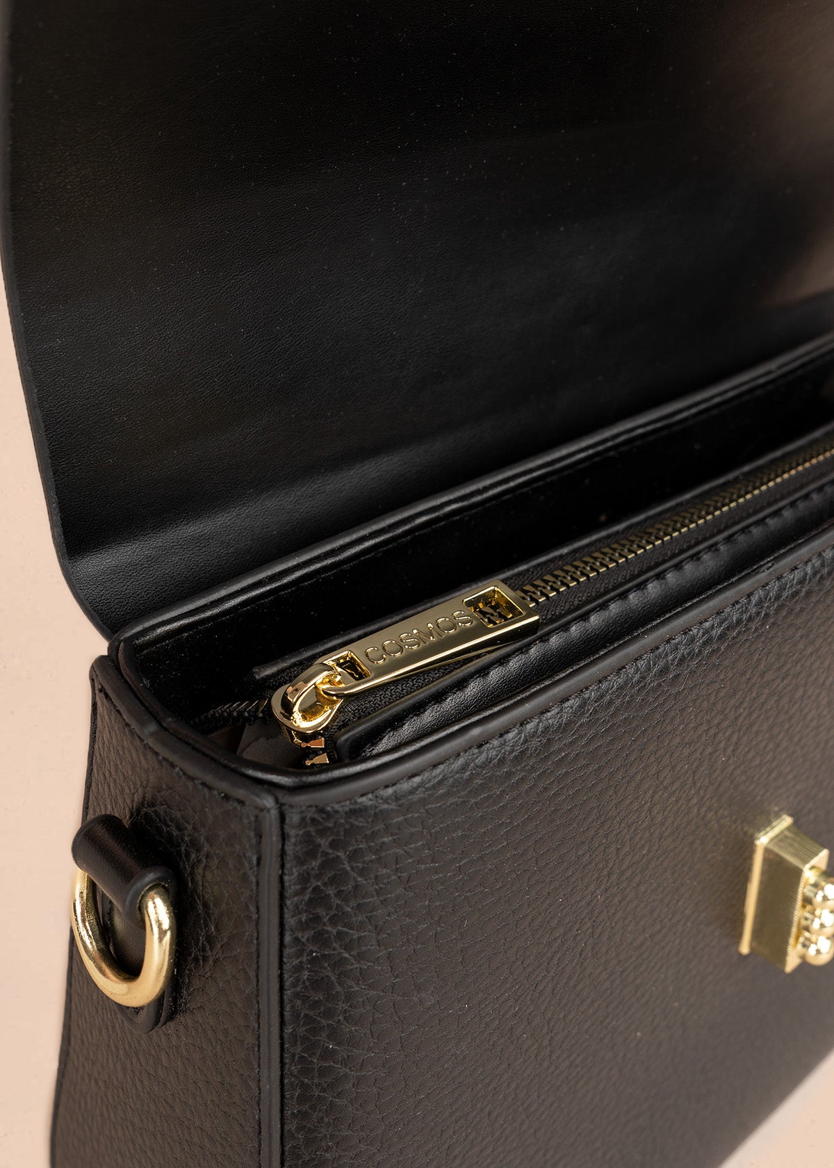 Bolso manos libres color negro con solapa lisa y pañoleta decorativa 106345
