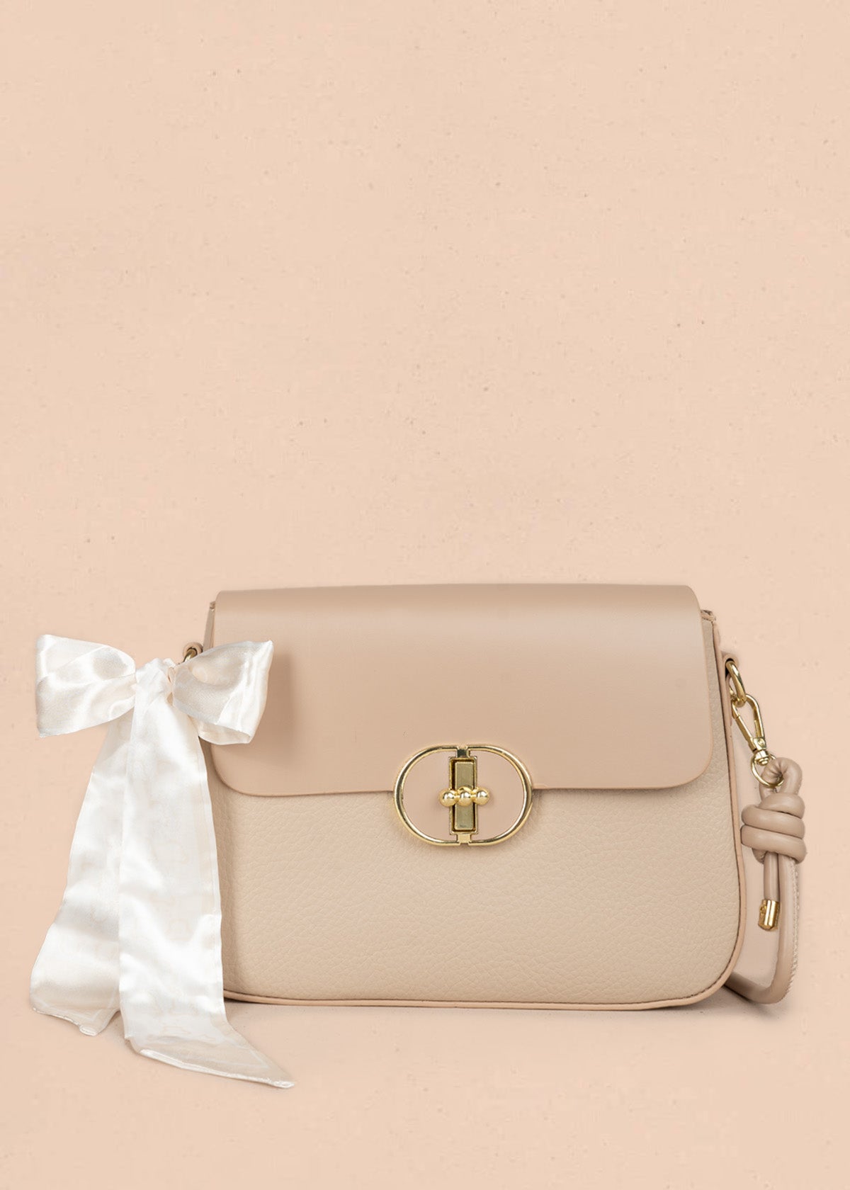 Bolso manos libres color beige con solapa lisa y pañoleta decorativa 106345