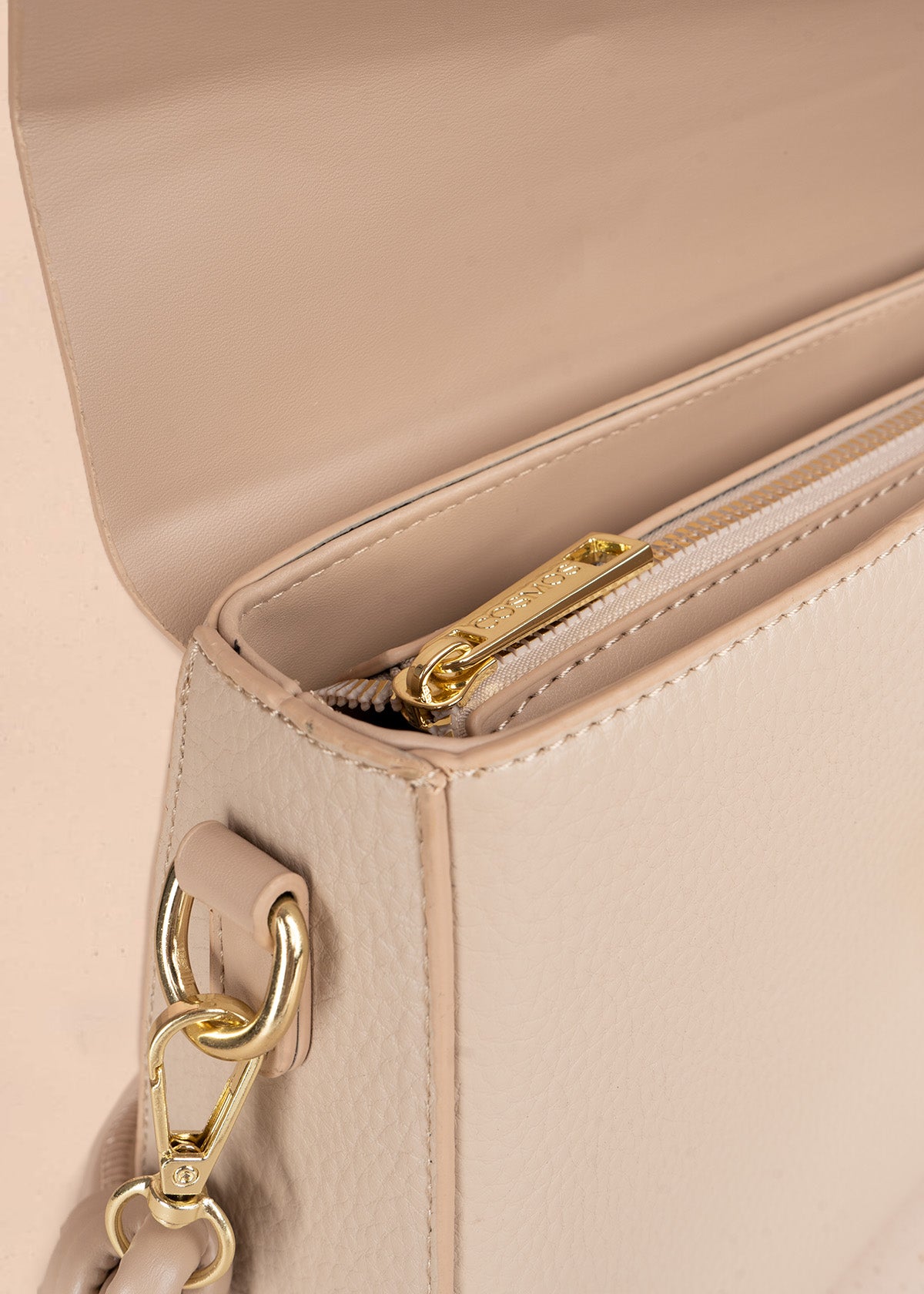 Bolso manos libres color beige con solapa lisa y pañoleta decorativa 106345