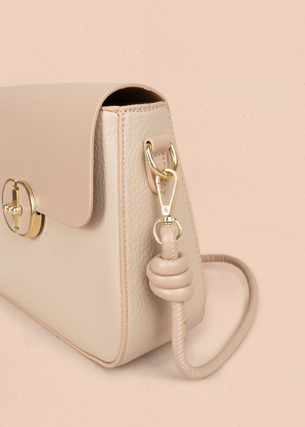 Bolso manos libres color beige con solapa lisa y pañoleta decorativa 106345