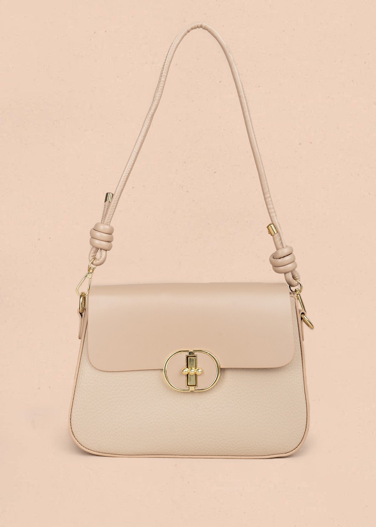 Bolso manos libres color beige con solapa lisa y pañoleta decorativa 106345