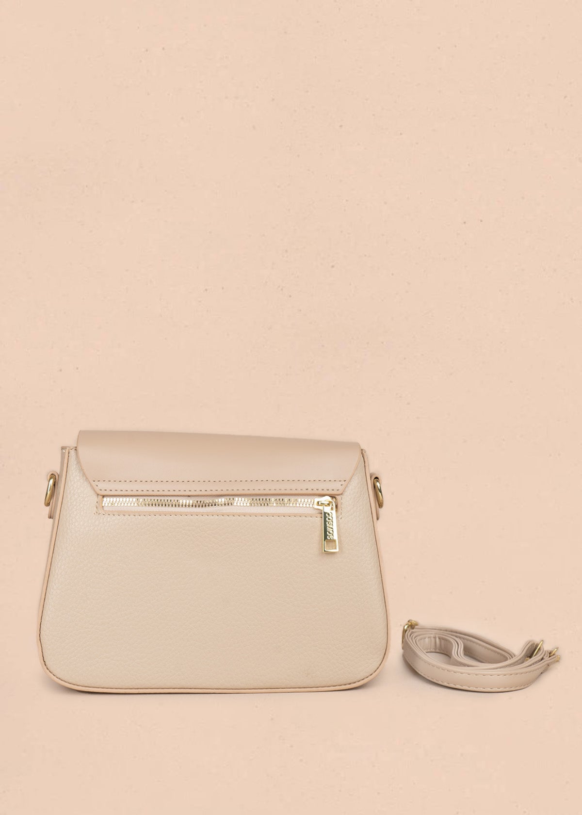 Bolso manos libres color beige con solapa lisa y pañoleta decorativa 106345