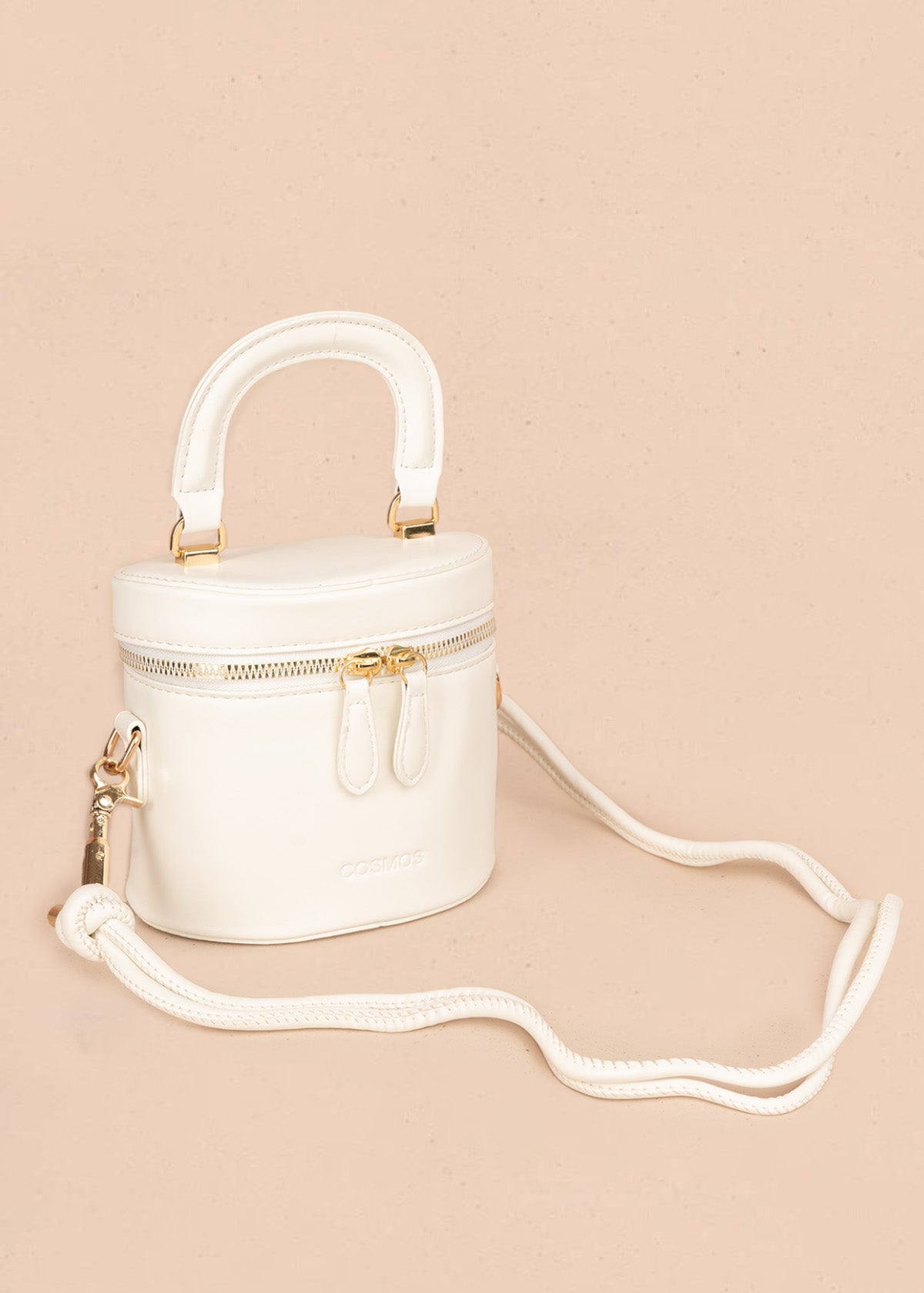 Bolso manos libres color blanco diseño tipo mini baúl 106346