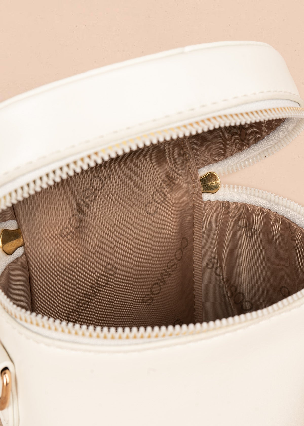 Bolso manos libres color blanco diseño tipo mini baúl 106346